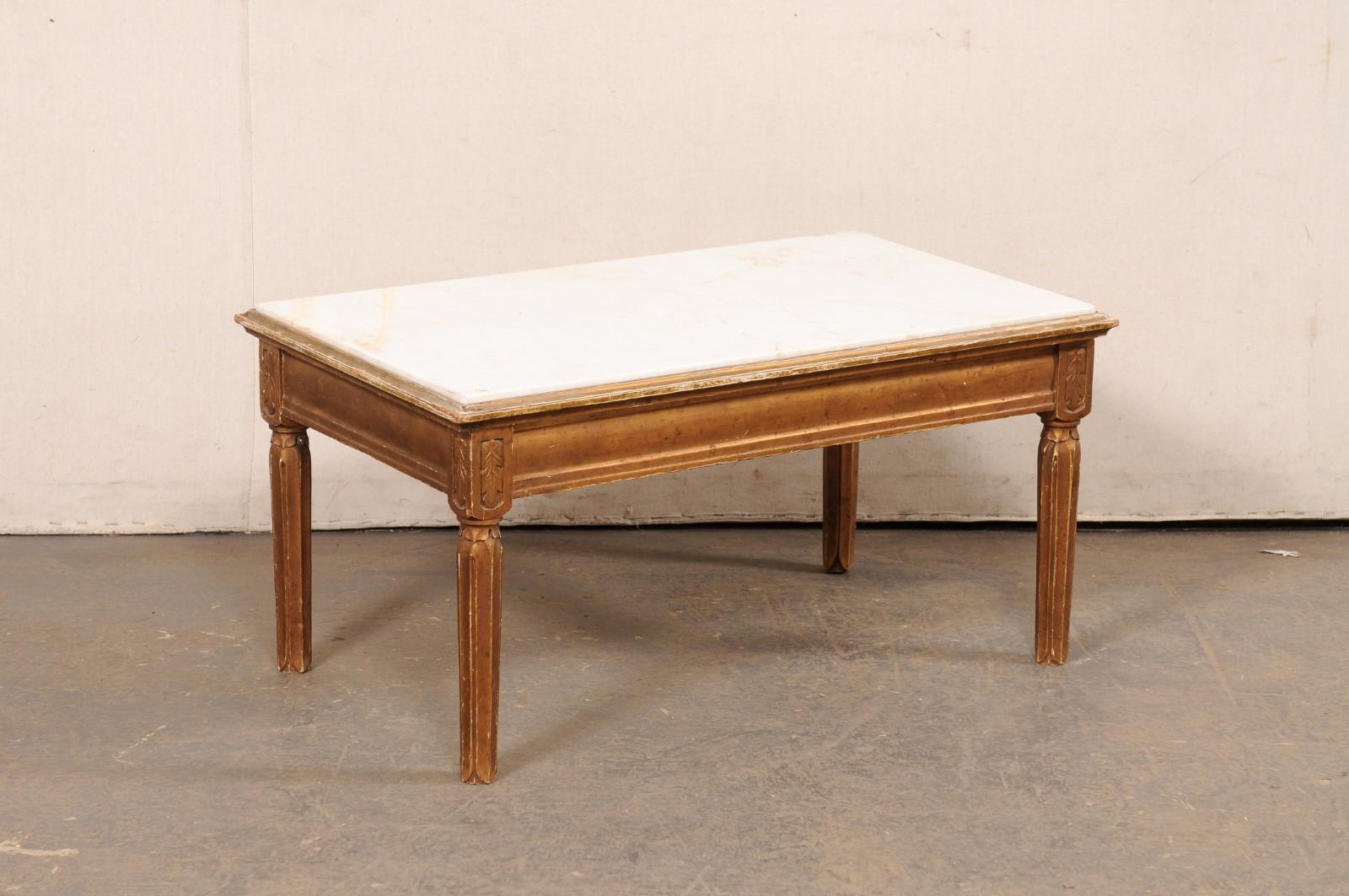Table basse suédoise en bois, avec plateau en marbre blanc, du début du 20e siècle. Cette table ancienne de Whiting présente un plateau de marbre blanc de forme rectangulaire, encastré dans le périmètre en bois du dessus, au-dessus d'une jupe en