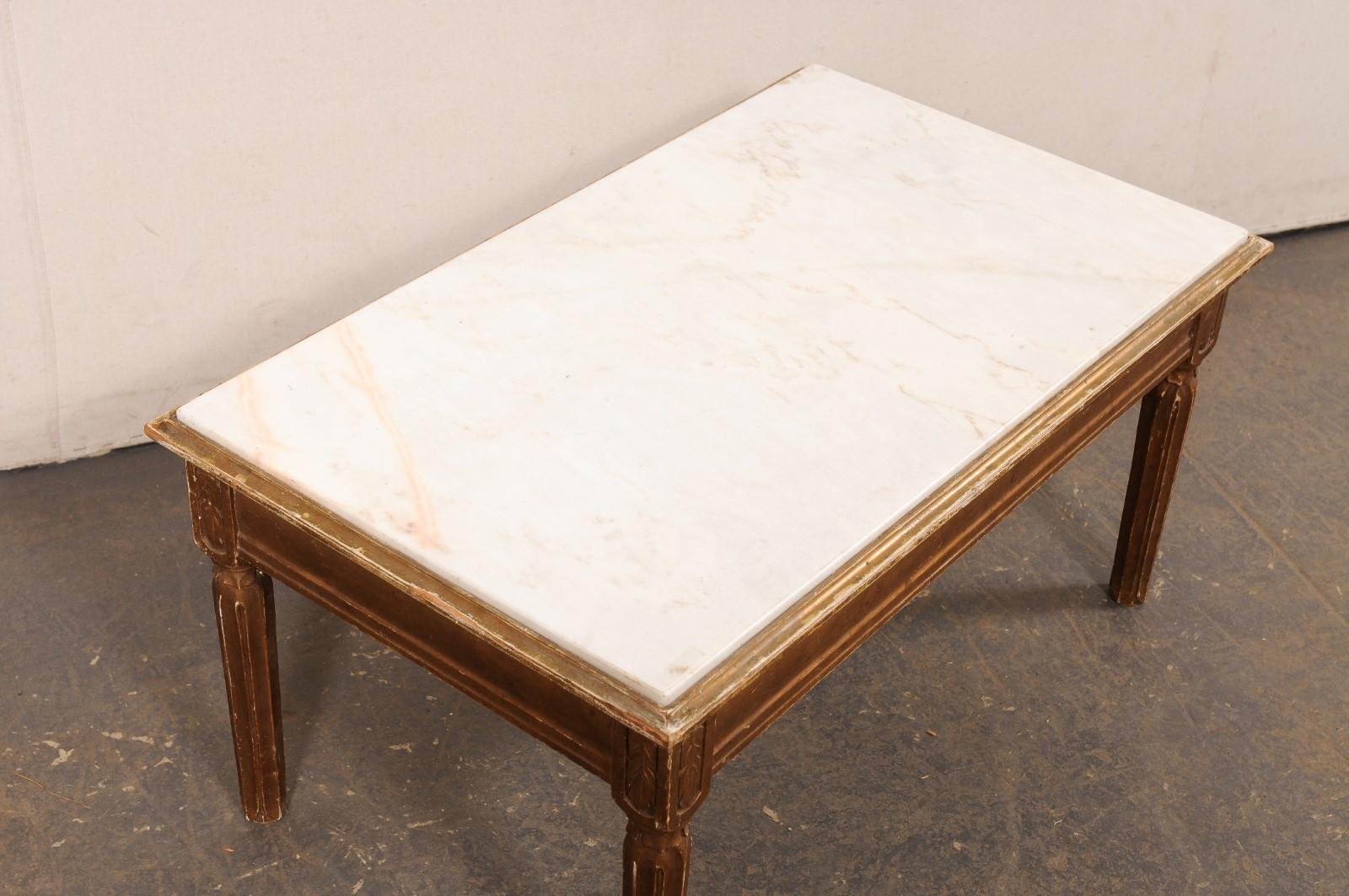 Ancienne table basse suédoise avec plateau en marbre blanc Bon état - En vente à Atlanta, GA