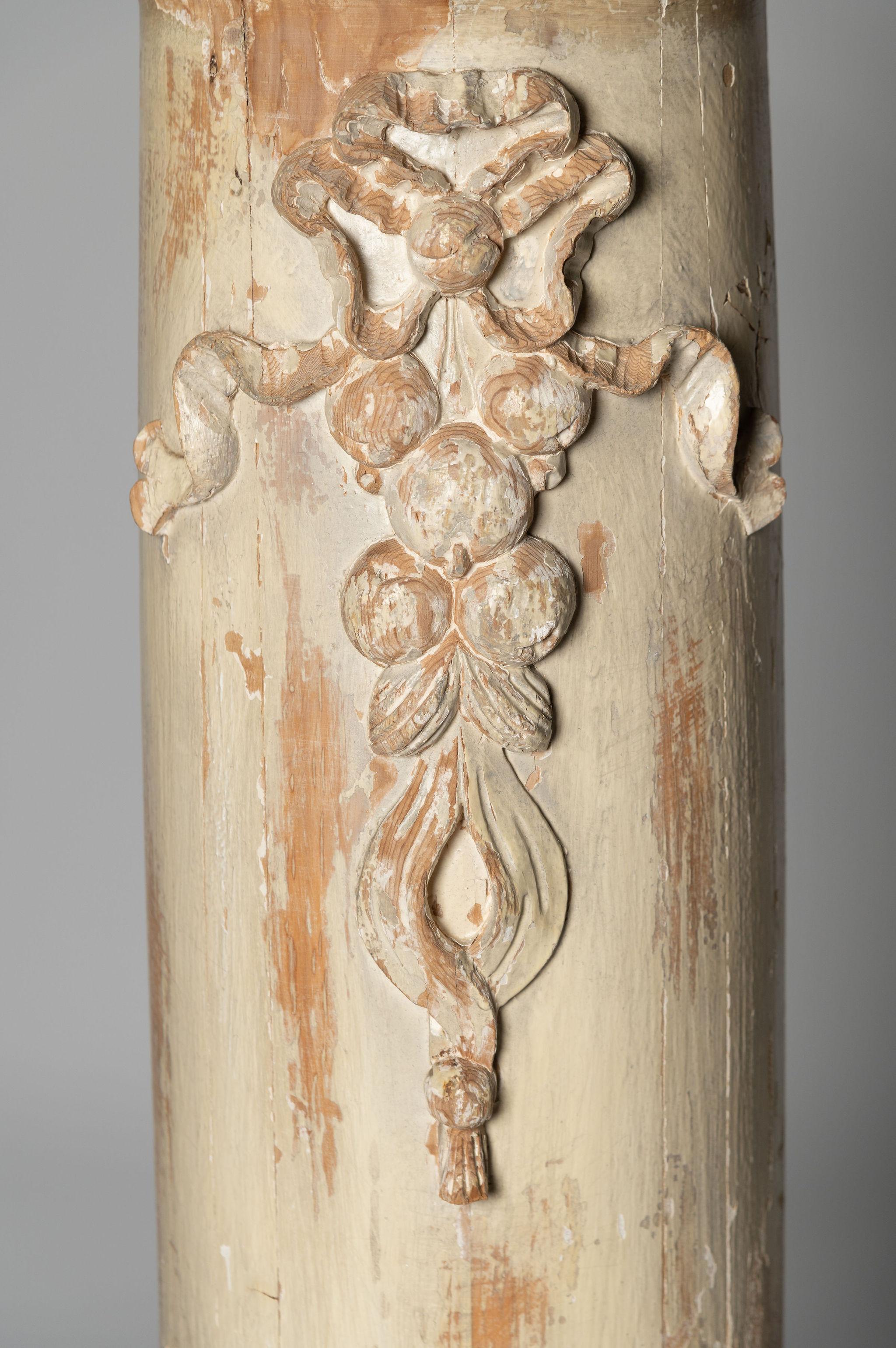 19. Jahrhundert geschnitzte schwedische Holzsäule, originaler Anstrich, schöne tiefe Schnitzereien auf beiden Seiten, eine schwere massive Säule mit einer starken Basis, die Schnitzereien sind auf beiden Seiten versetzt. Die Platte ist 10 Zoll x 10