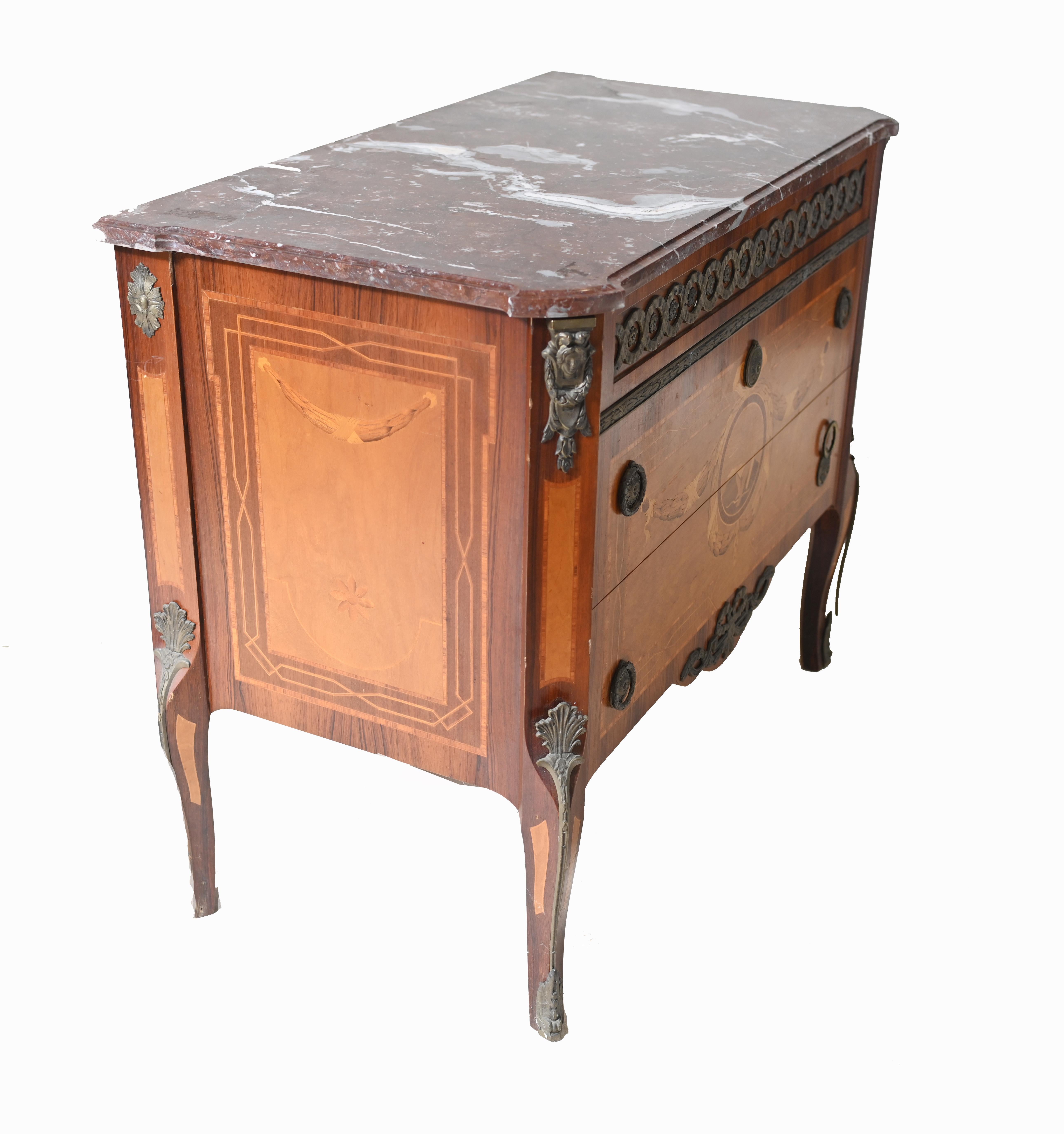 Commode suédoise ancienne en marqueterie 1920 en vente 5