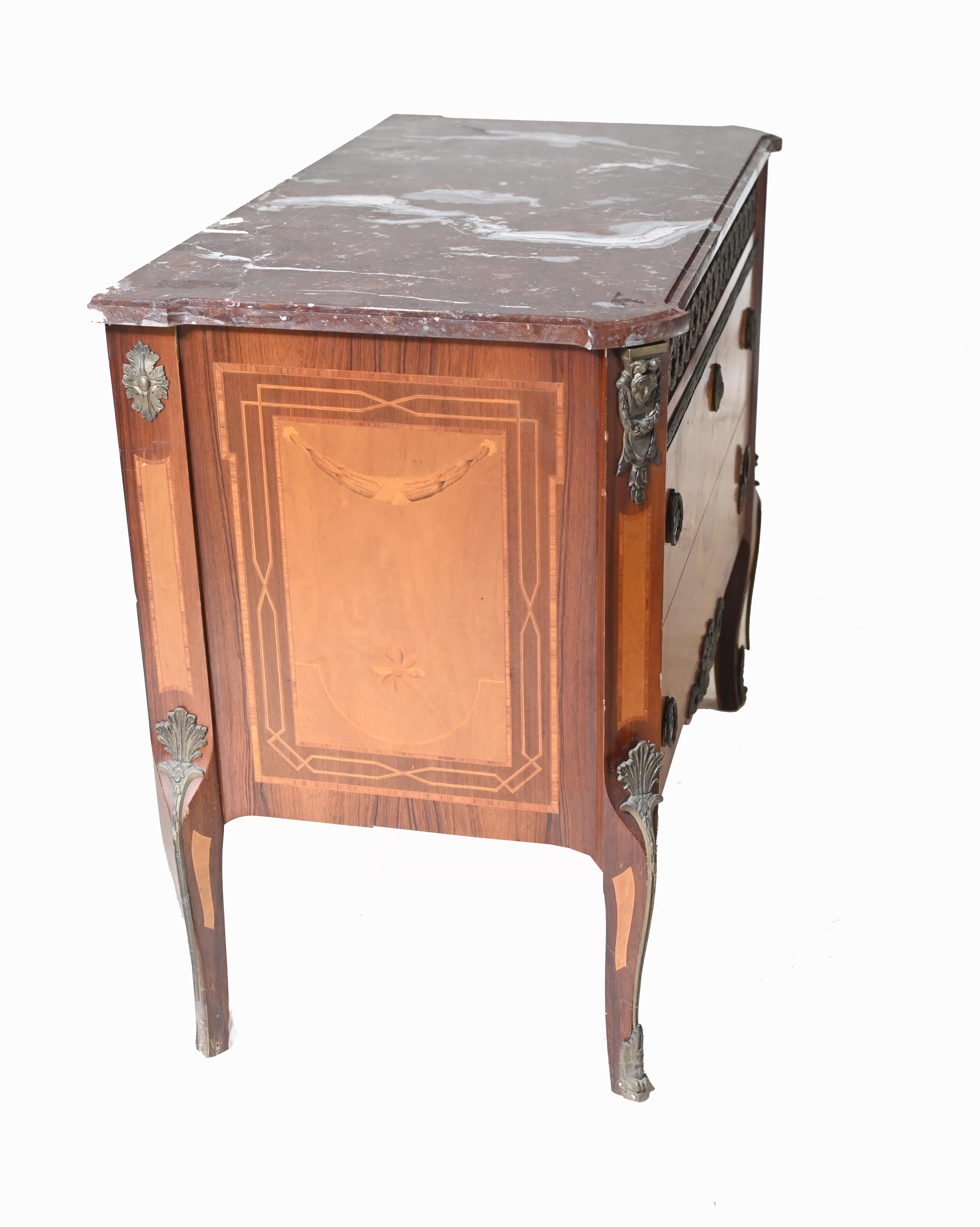 Commode suédoise ancienne en marqueterie 1920 en vente 6