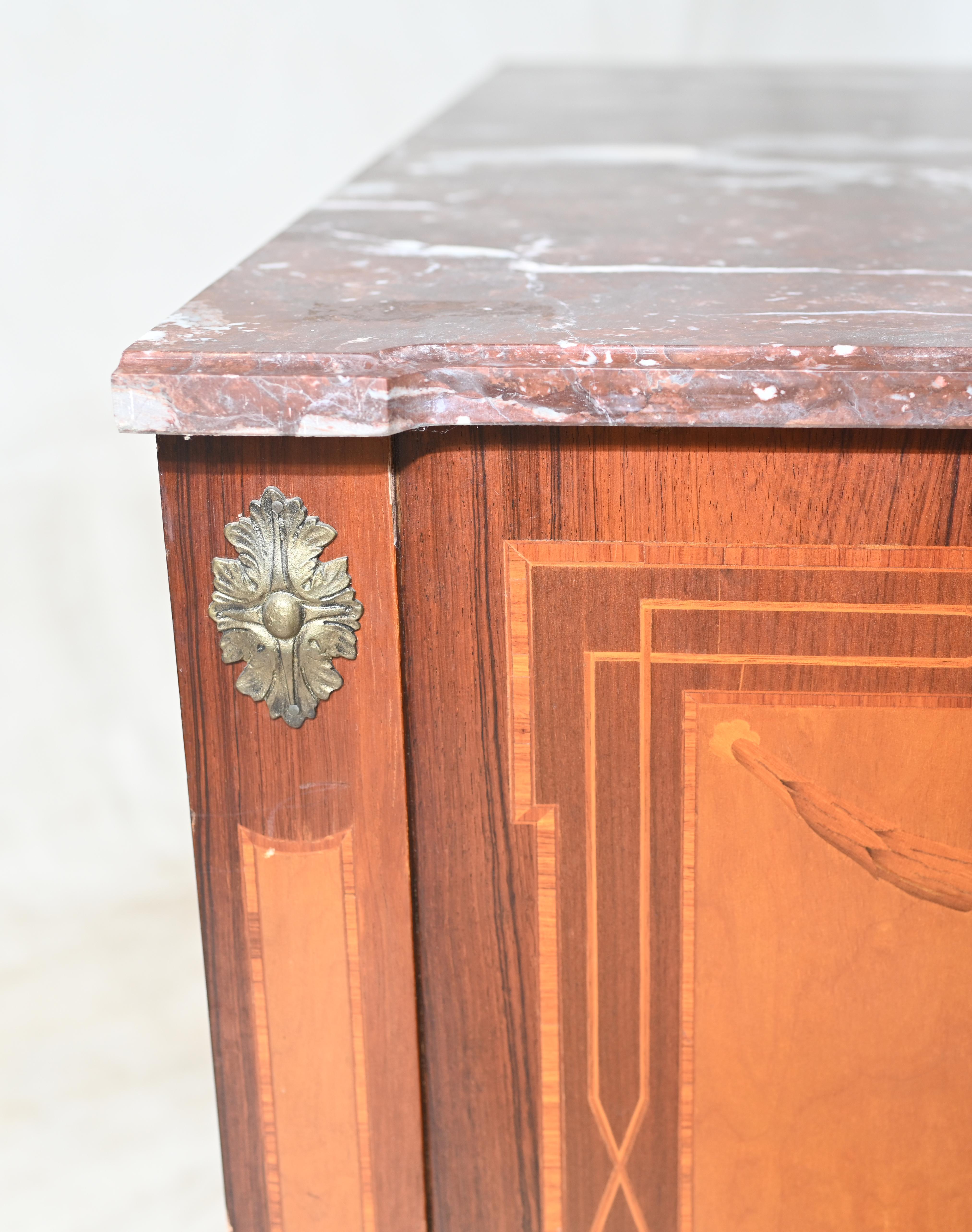 Commode suédoise ancienne en marqueterie 1920 en vente 7