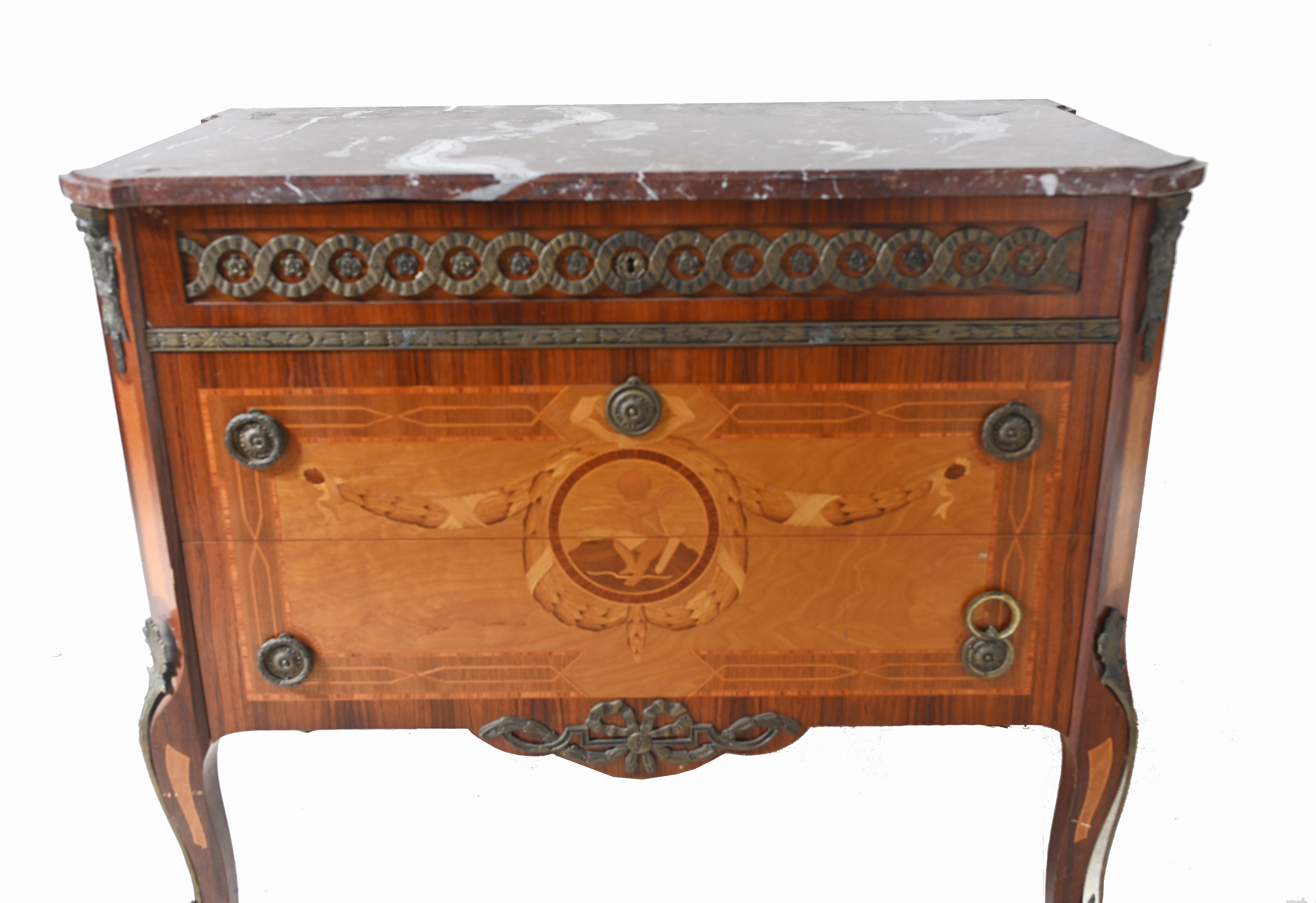 Début du 20ème siècle Commode suédoise ancienne en marqueterie 1920 en vente