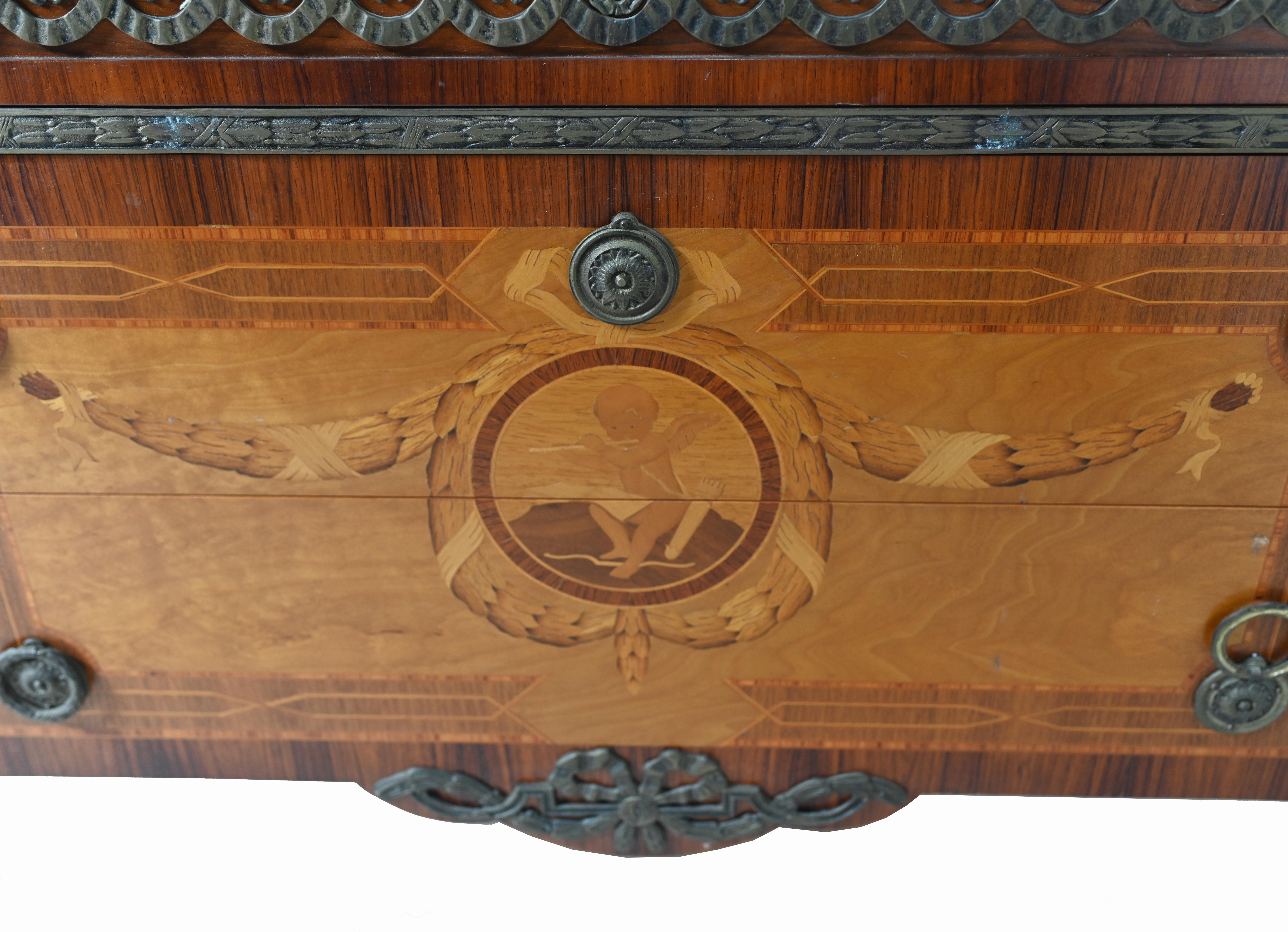Bois Commode suédoise ancienne en marqueterie 1920 en vente