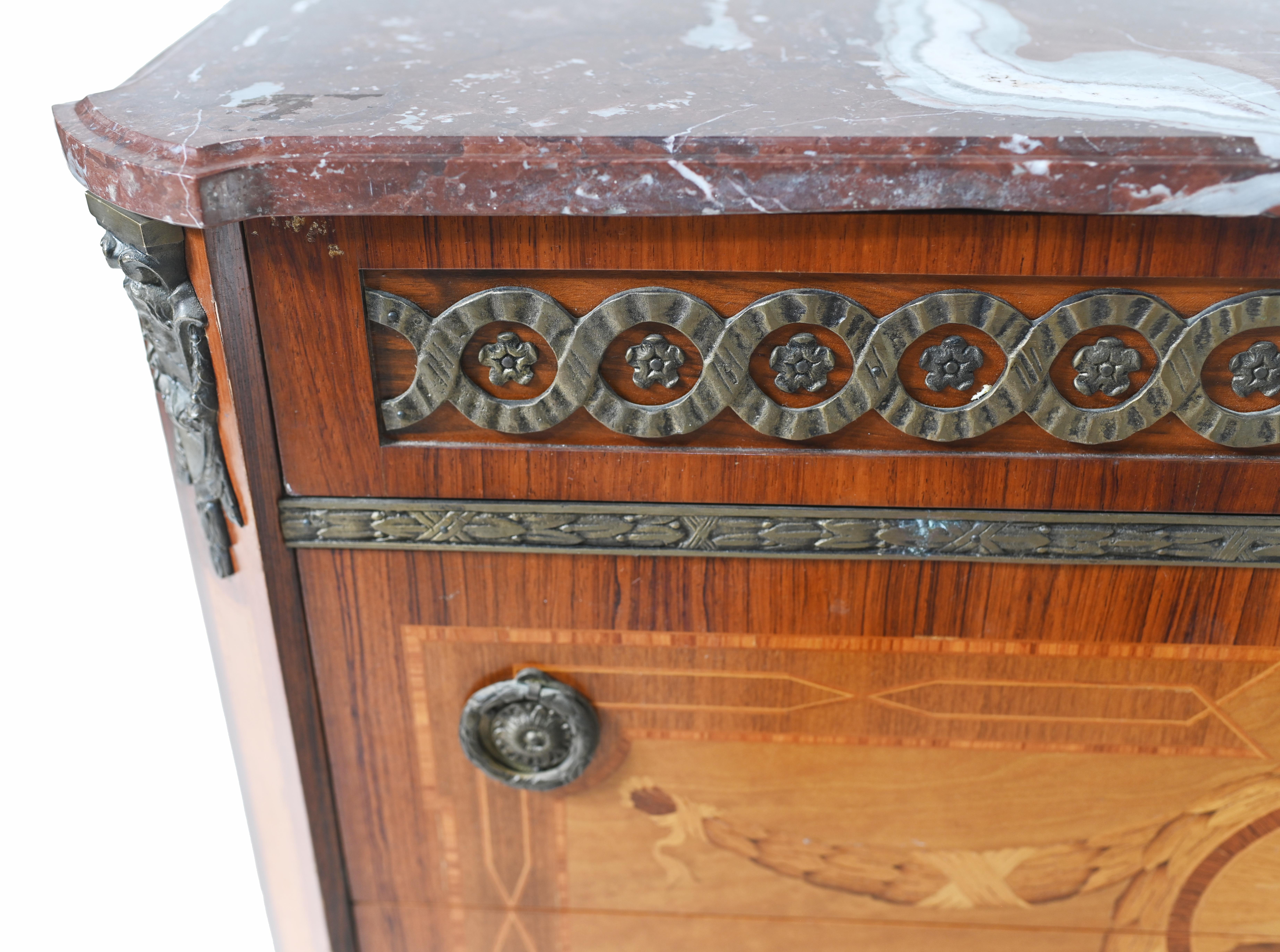 Commode suédoise ancienne en marqueterie 1920 en vente 1