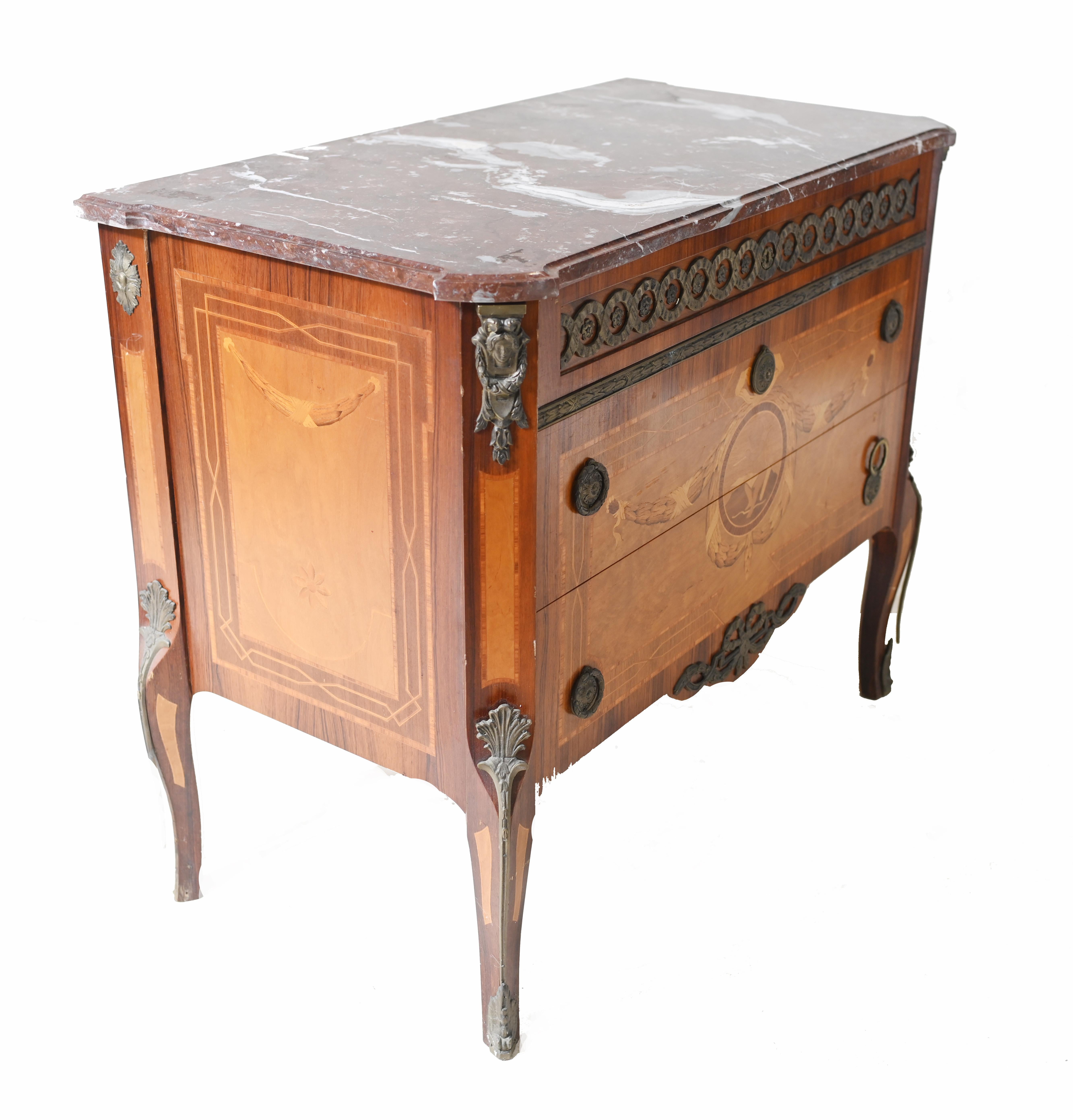 Commode suédoise ancienne en marqueterie 1920 en vente 2