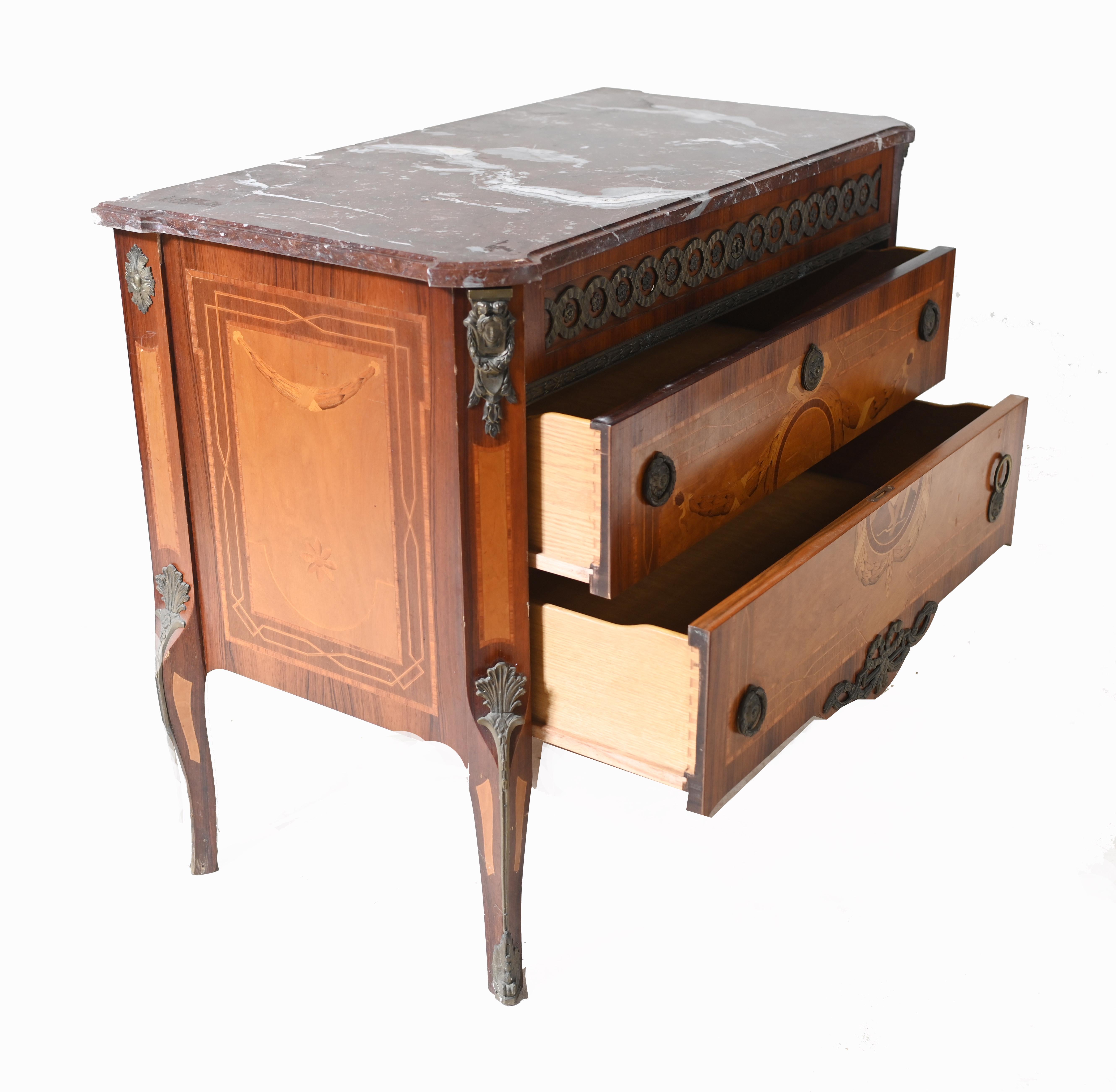 Commode suédoise ancienne en marqueterie 1920 en vente 3