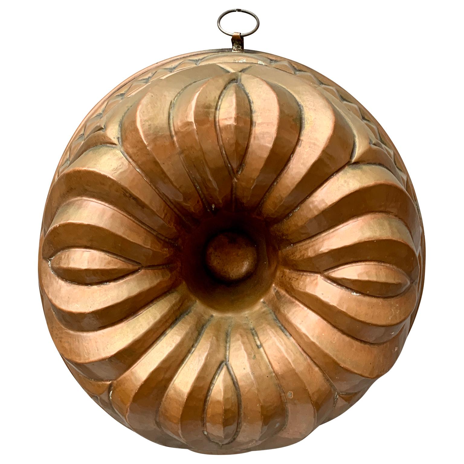Teglia scandinava per torte in rame dell'inizio del XIX secolo con un intricato disegno a strati.
In passato in Scandinavia c'era un'importante tradizione di preparazione dei dolci e gli stampi e le teglie erano spesso molto decorativi. Le torte