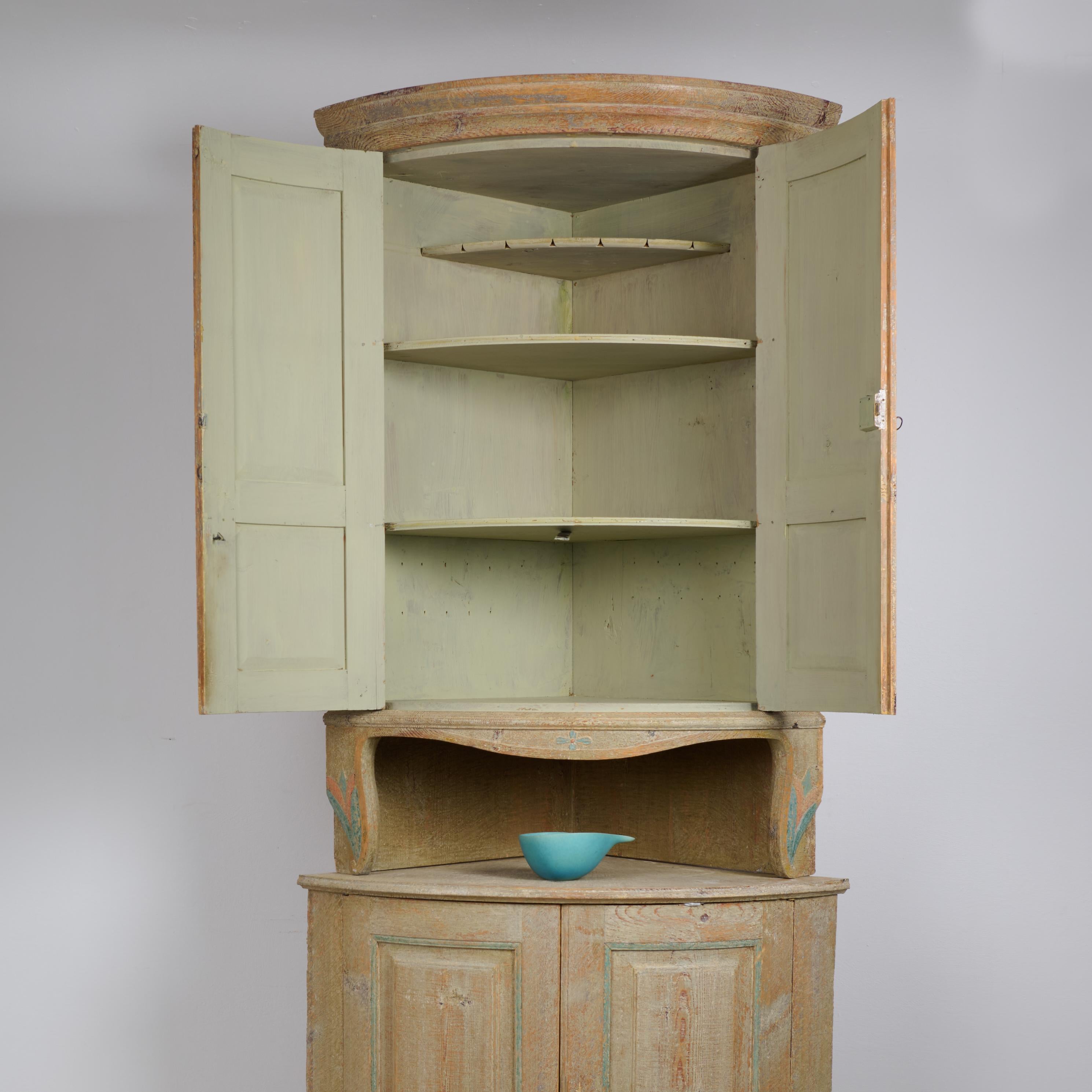 Antique Swedish Corner Cabinet in Gustavian Style with Carved Stylised Flowers In Good Condition For Sale In Kramfors, SE