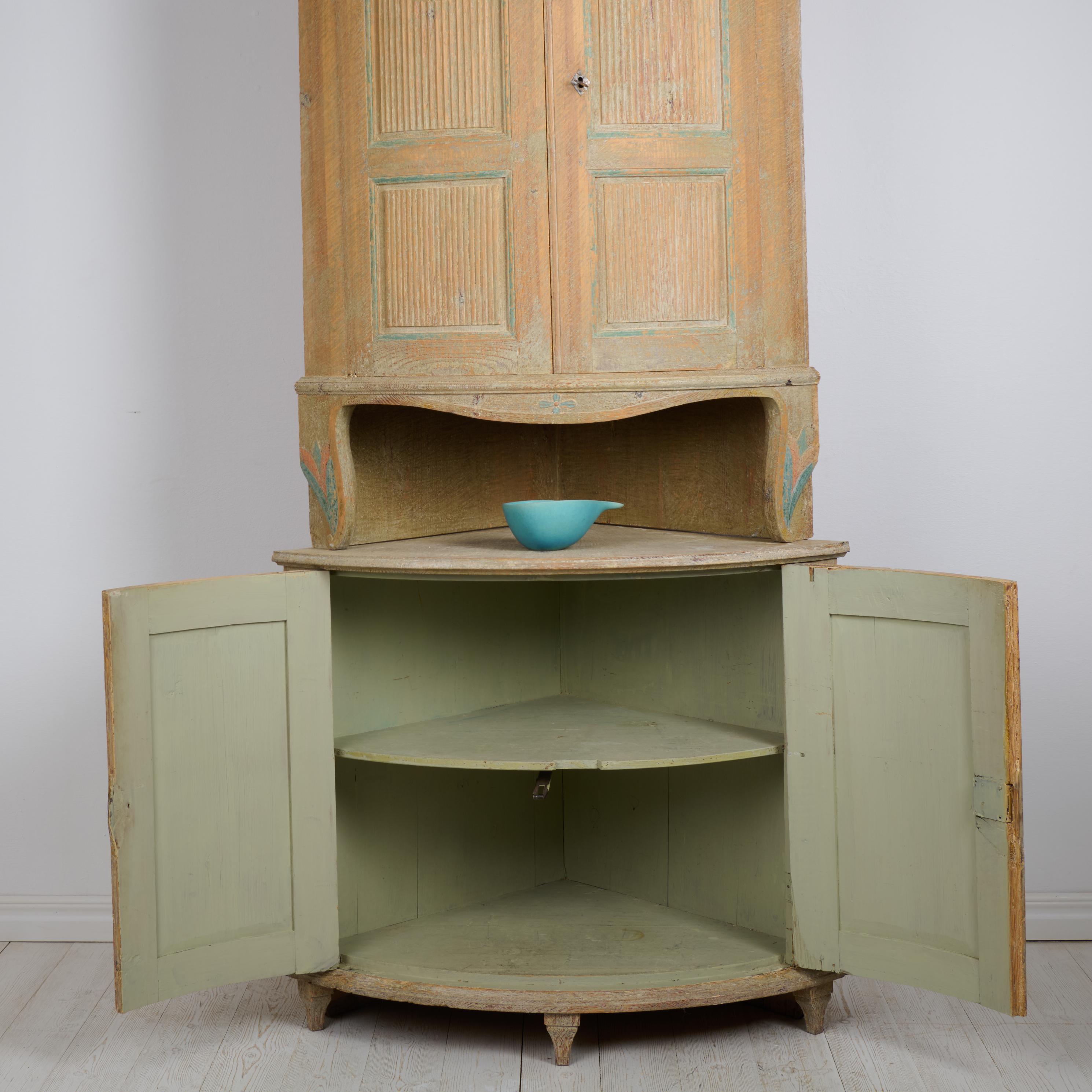 19th Century Antique Swedish Corner Cabinet in Gustavian Style with Carved Stylised Flowers For Sale