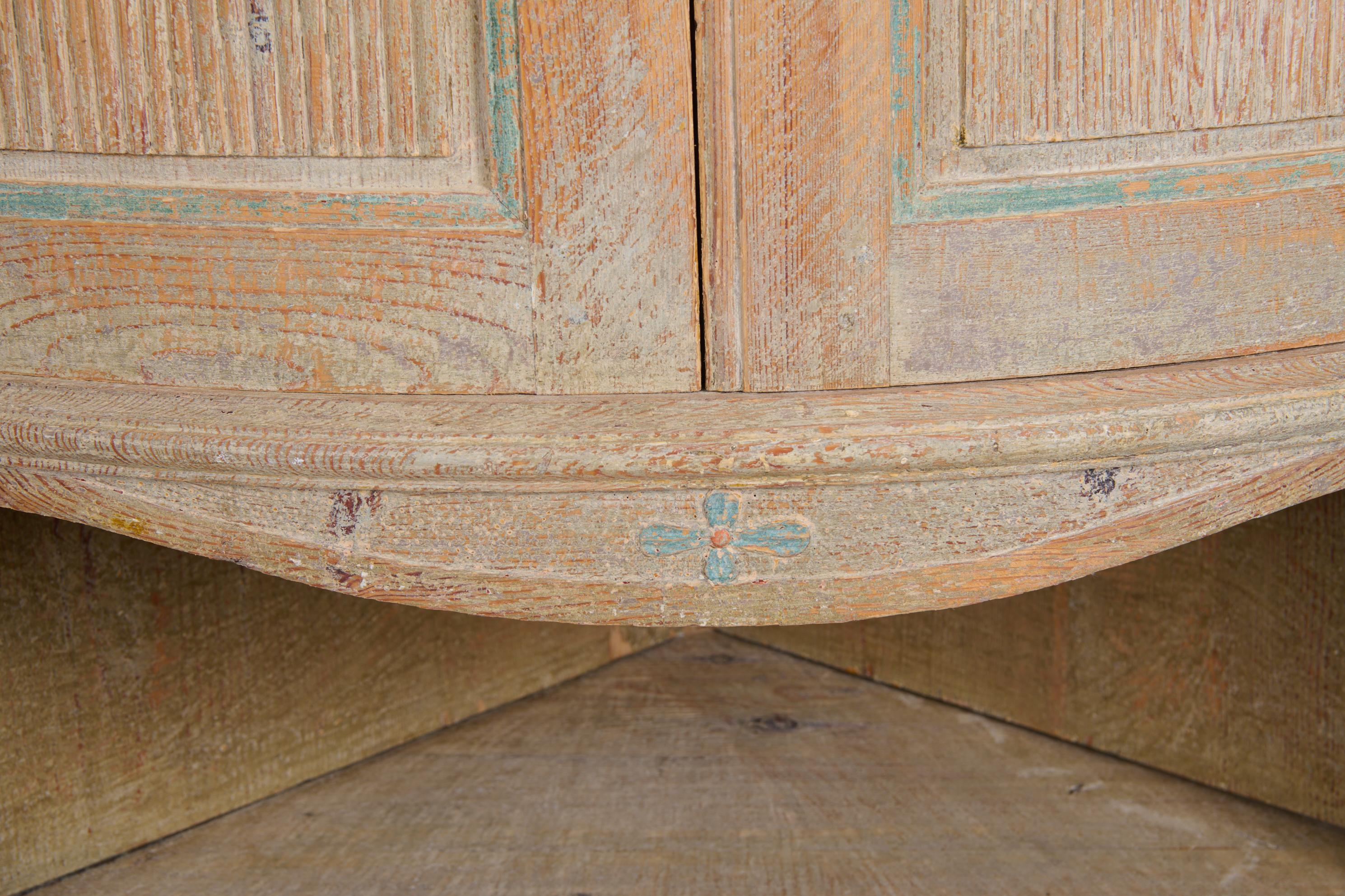Antique Swedish Corner Cabinet in Gustavian Style with Carved Stylised Flowers For Sale 2