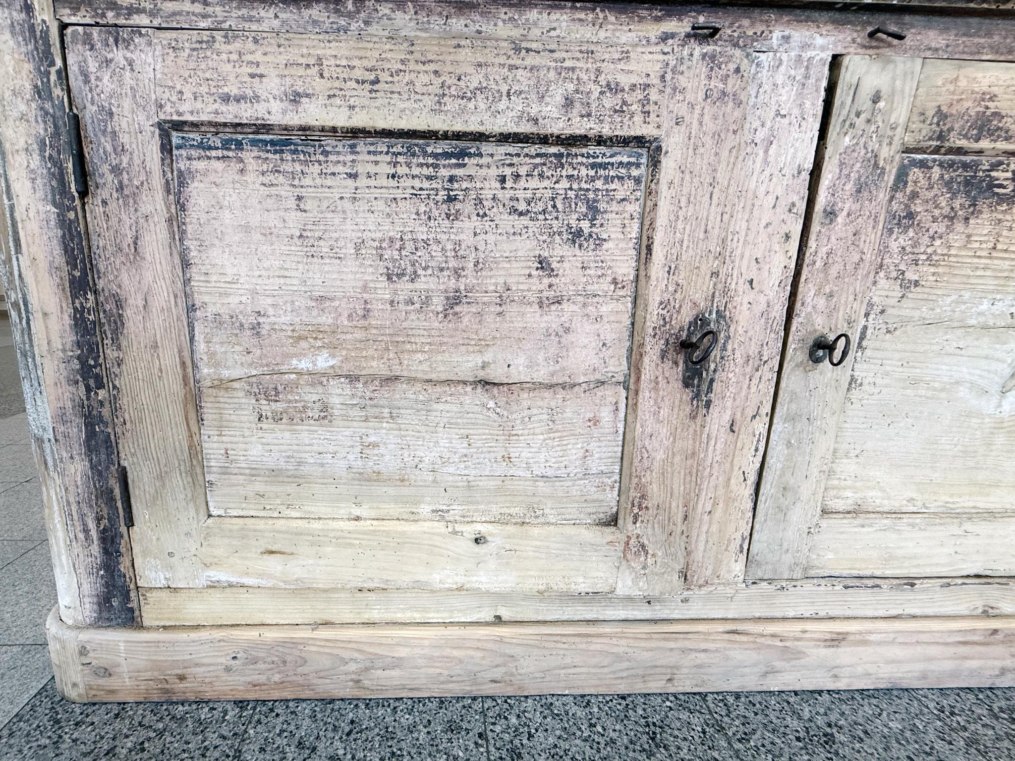 Antica credenza svedese in olmo in vendita 3