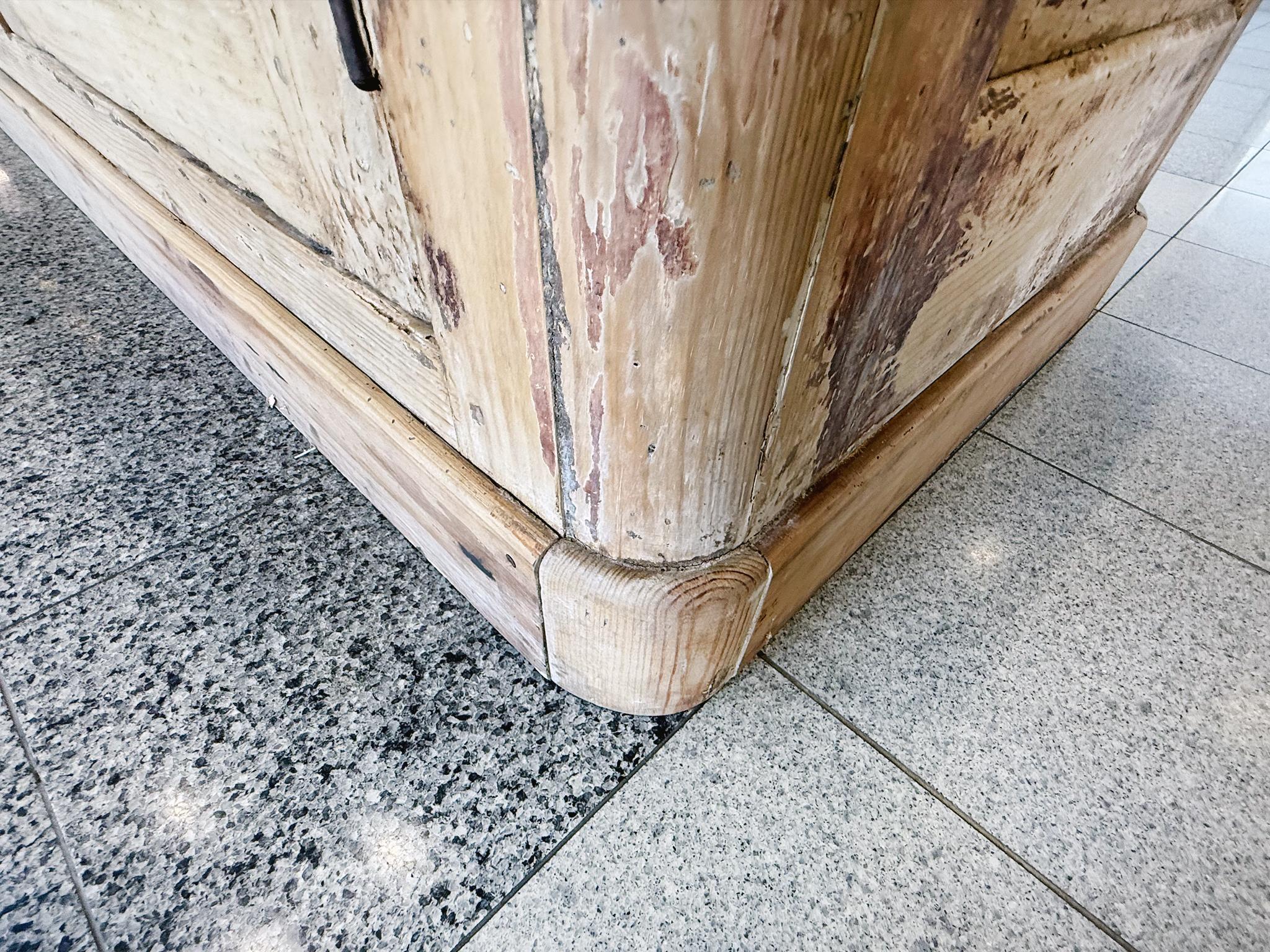 Antica credenza svedese in olmo in vendita 4