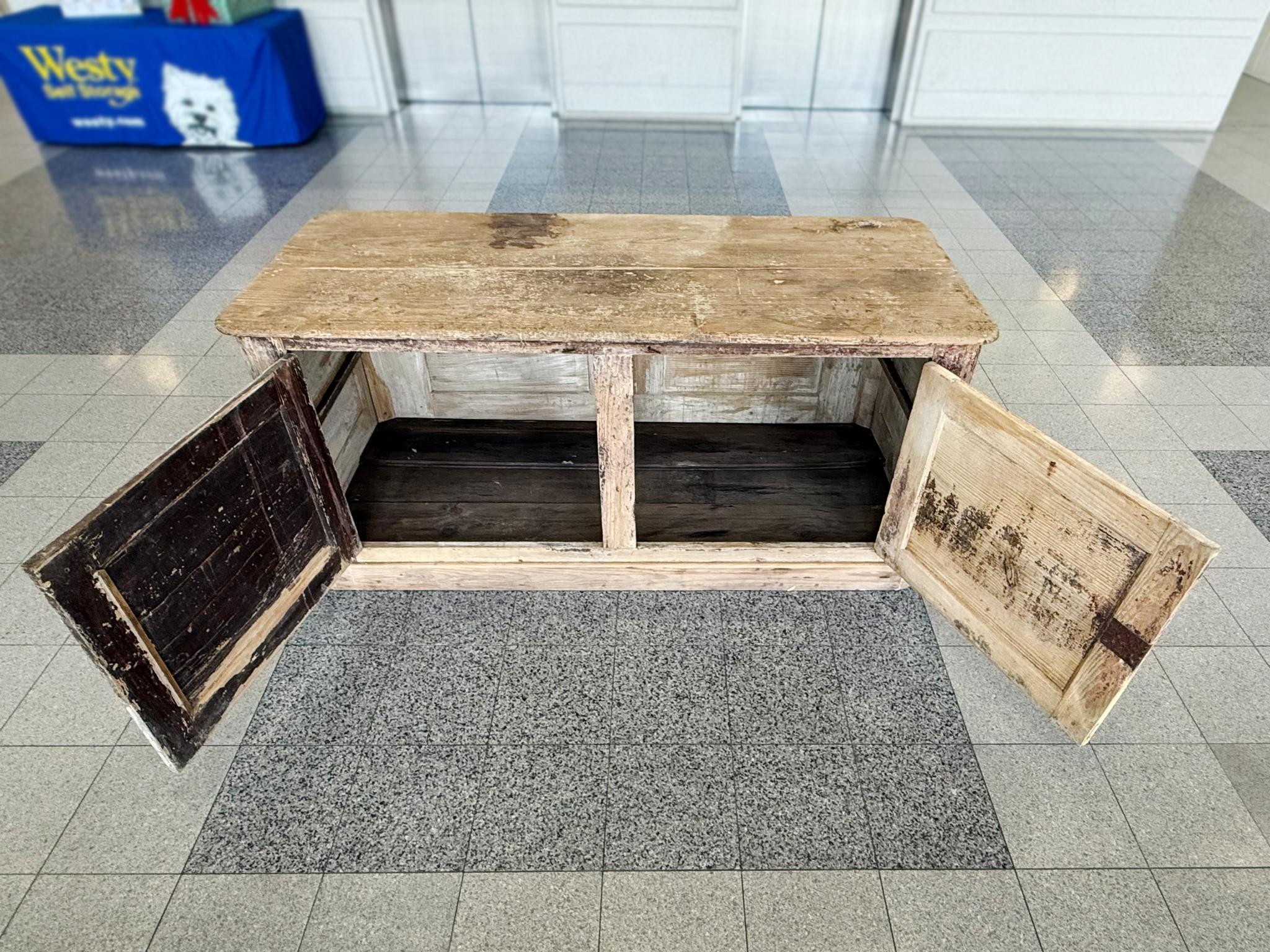 Antica credenza svedese in olmo in vendita 6