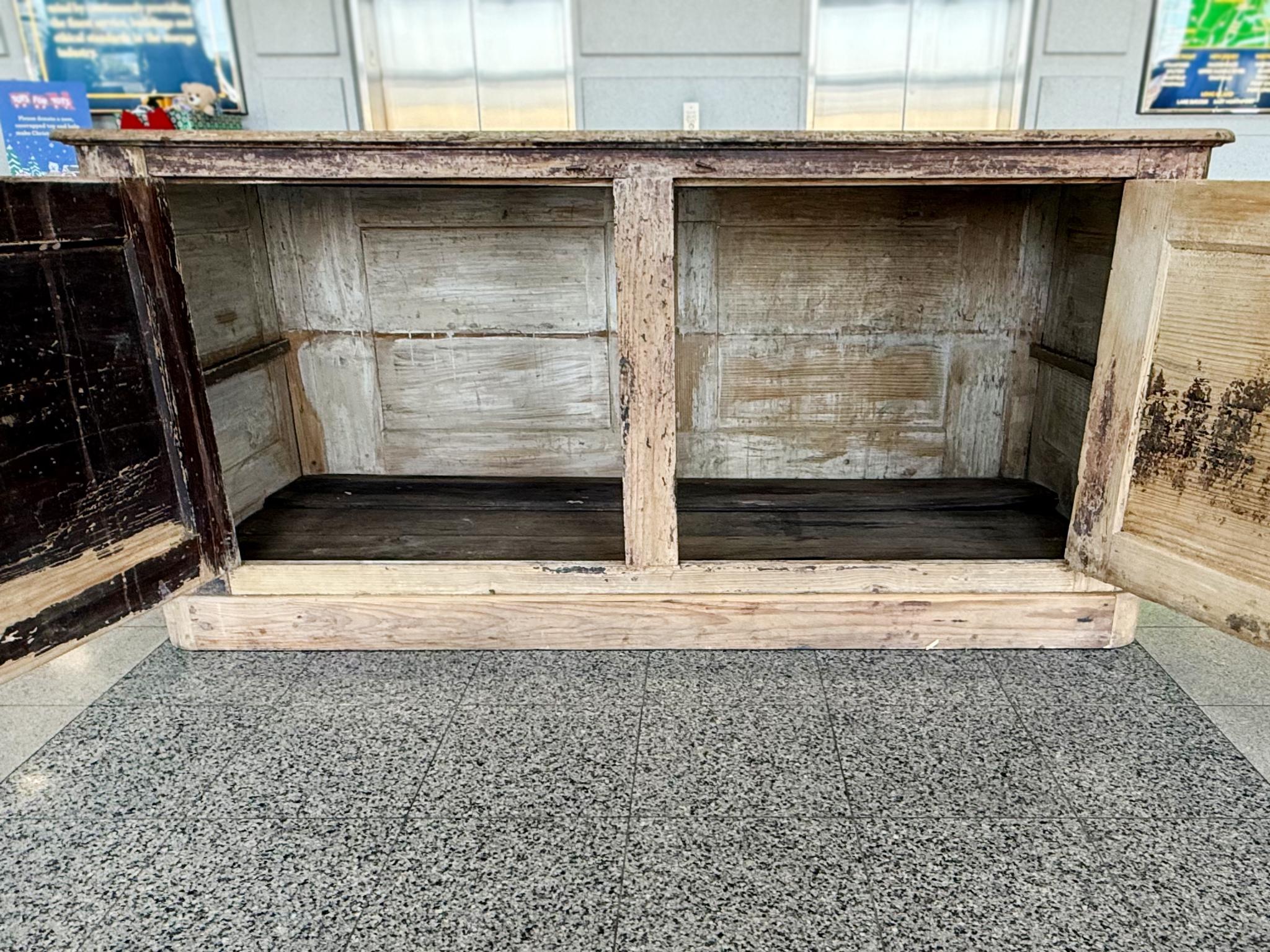 Antica credenza svedese in olmo in vendita 7