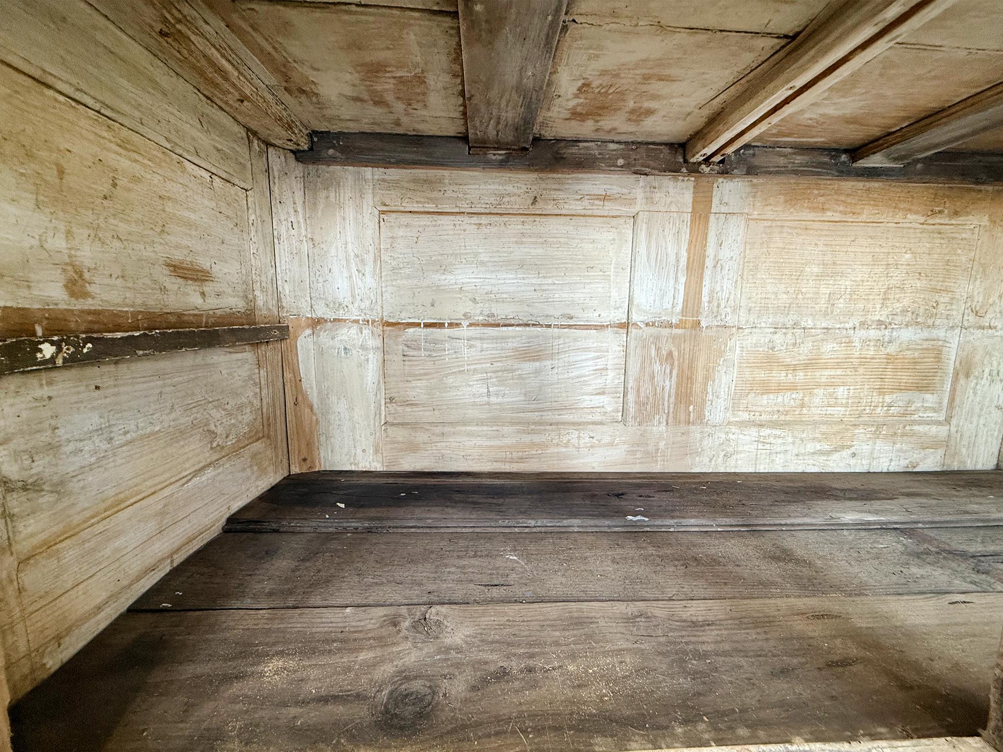 Antica credenza svedese in olmo in vendita 8