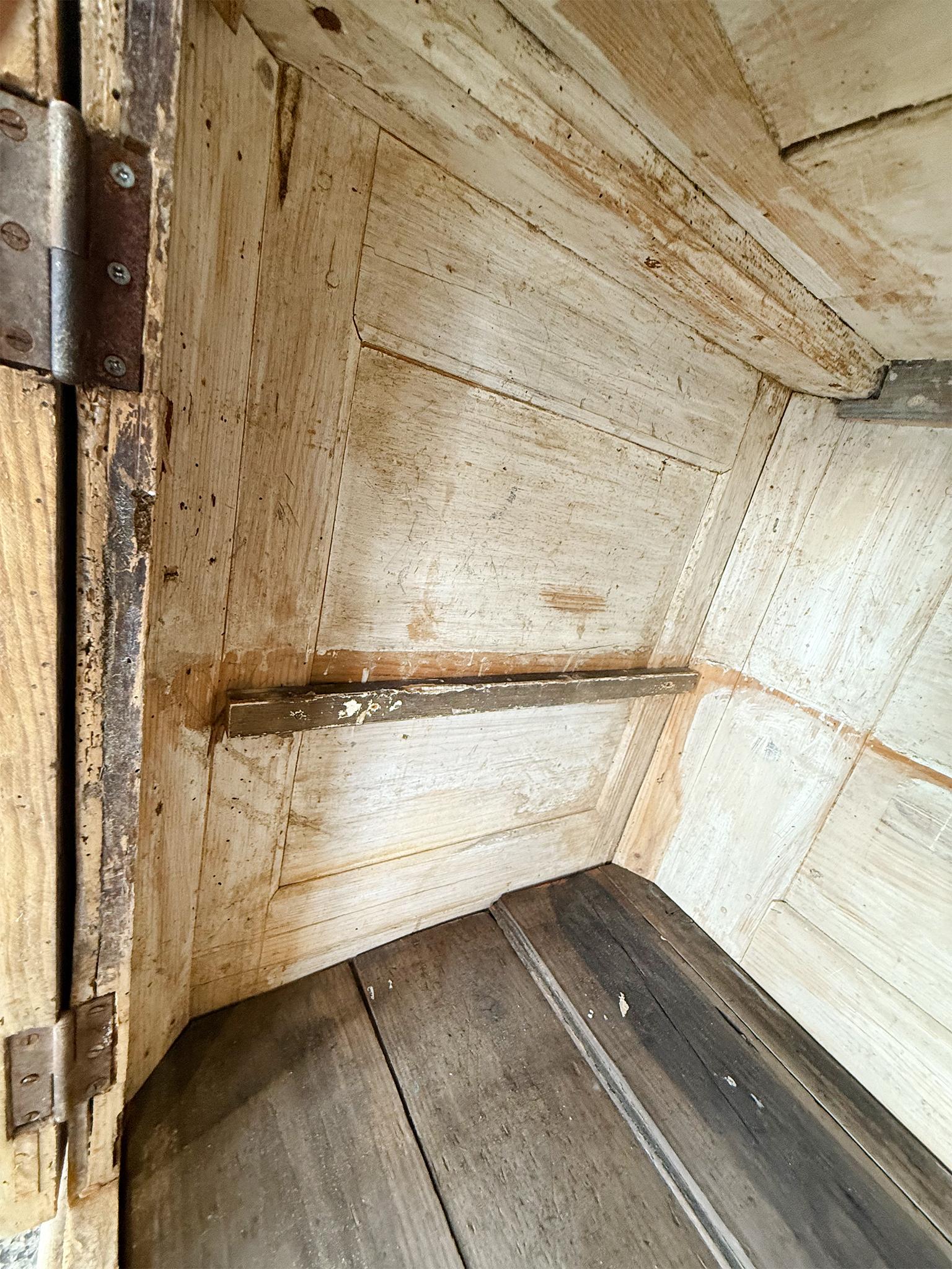 Antica credenza svedese in olmo in vendita 9