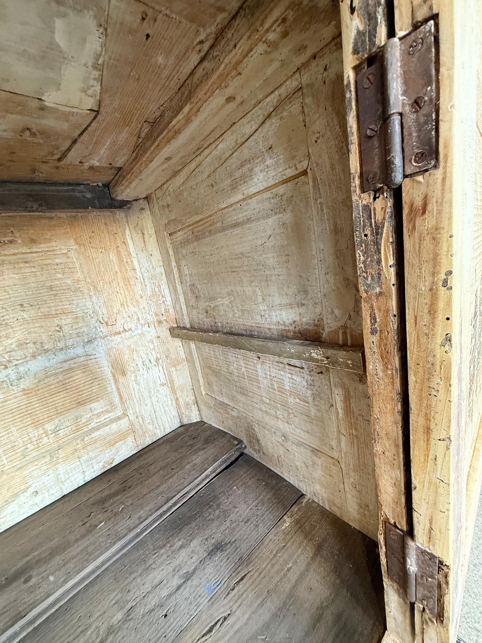 Antica credenza svedese in olmo in vendita 10