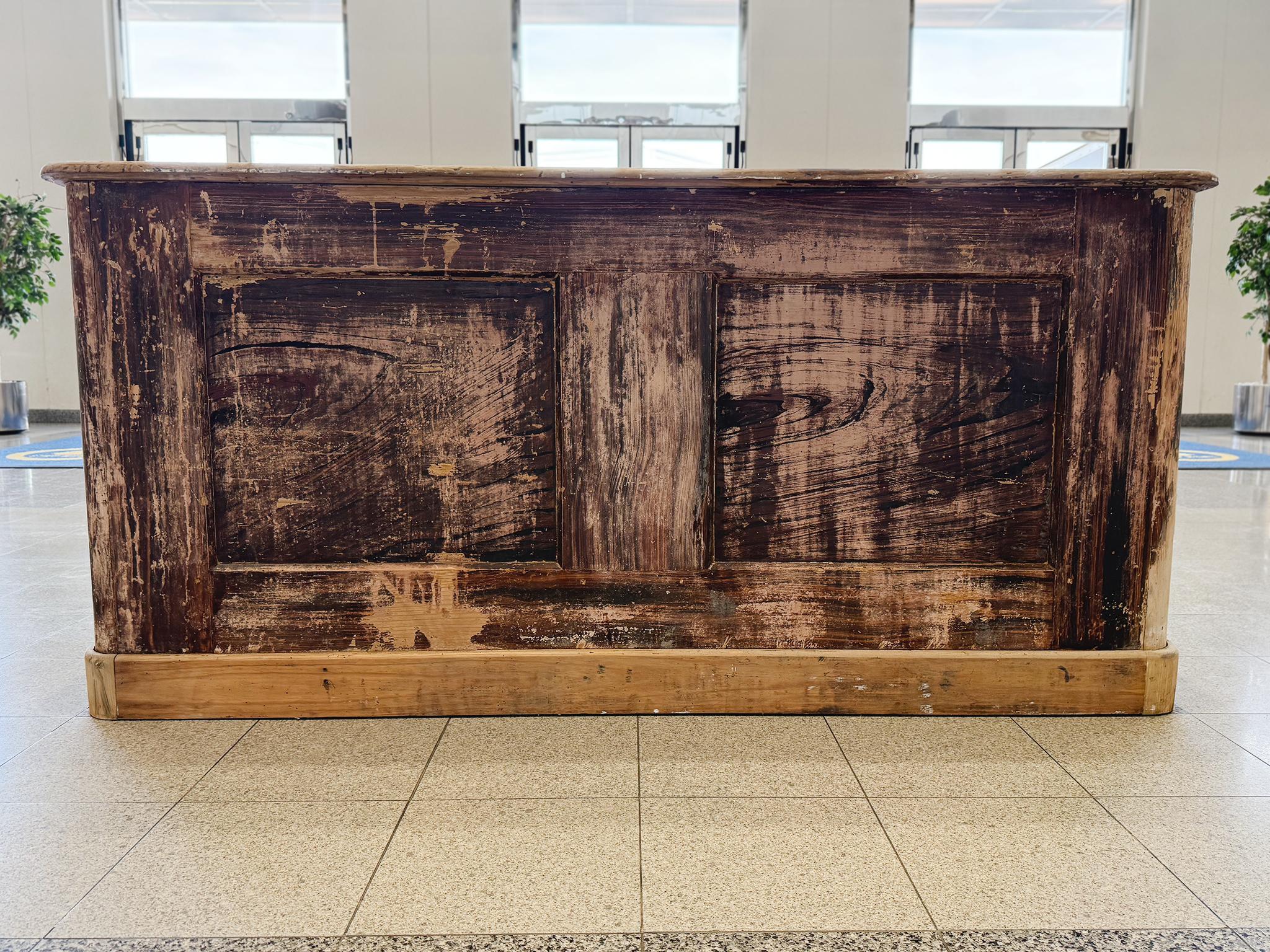 Fatto a mano Antica credenza svedese in olmo in vendita