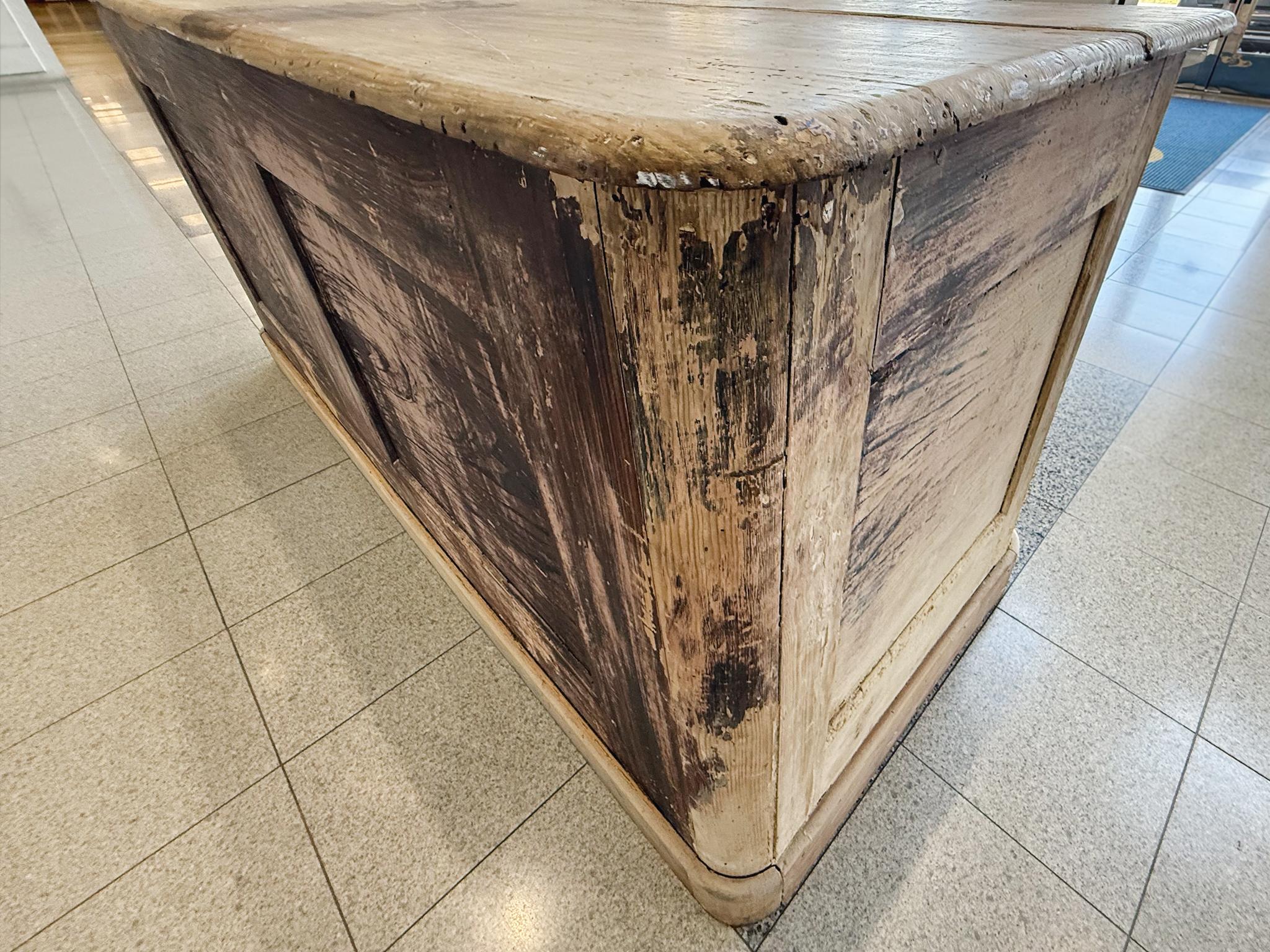 Antica credenza svedese in olmo in vendita 1