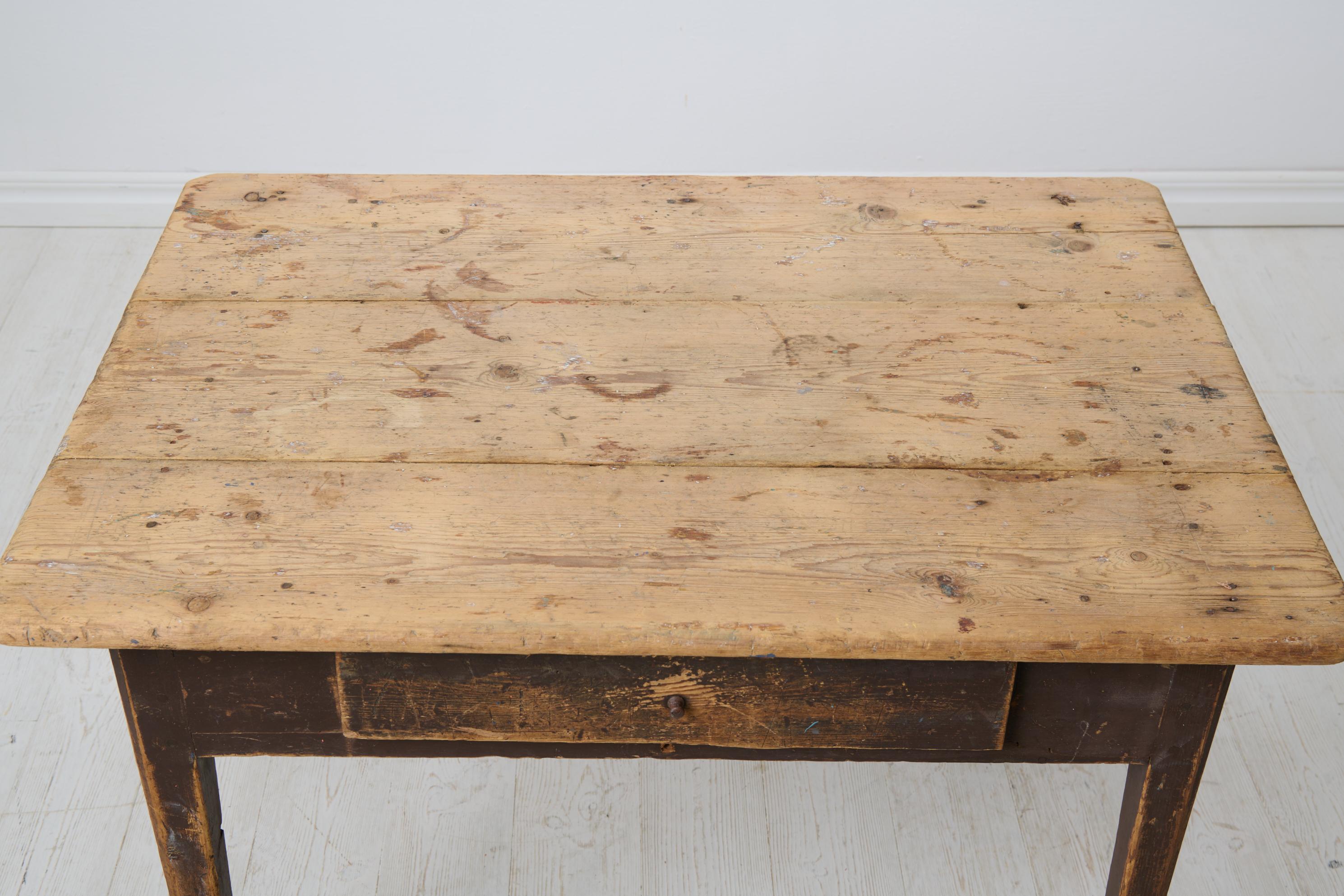 Table de campagne suédoise ancienne avec peinture d'origine et patine authentique en vente 2