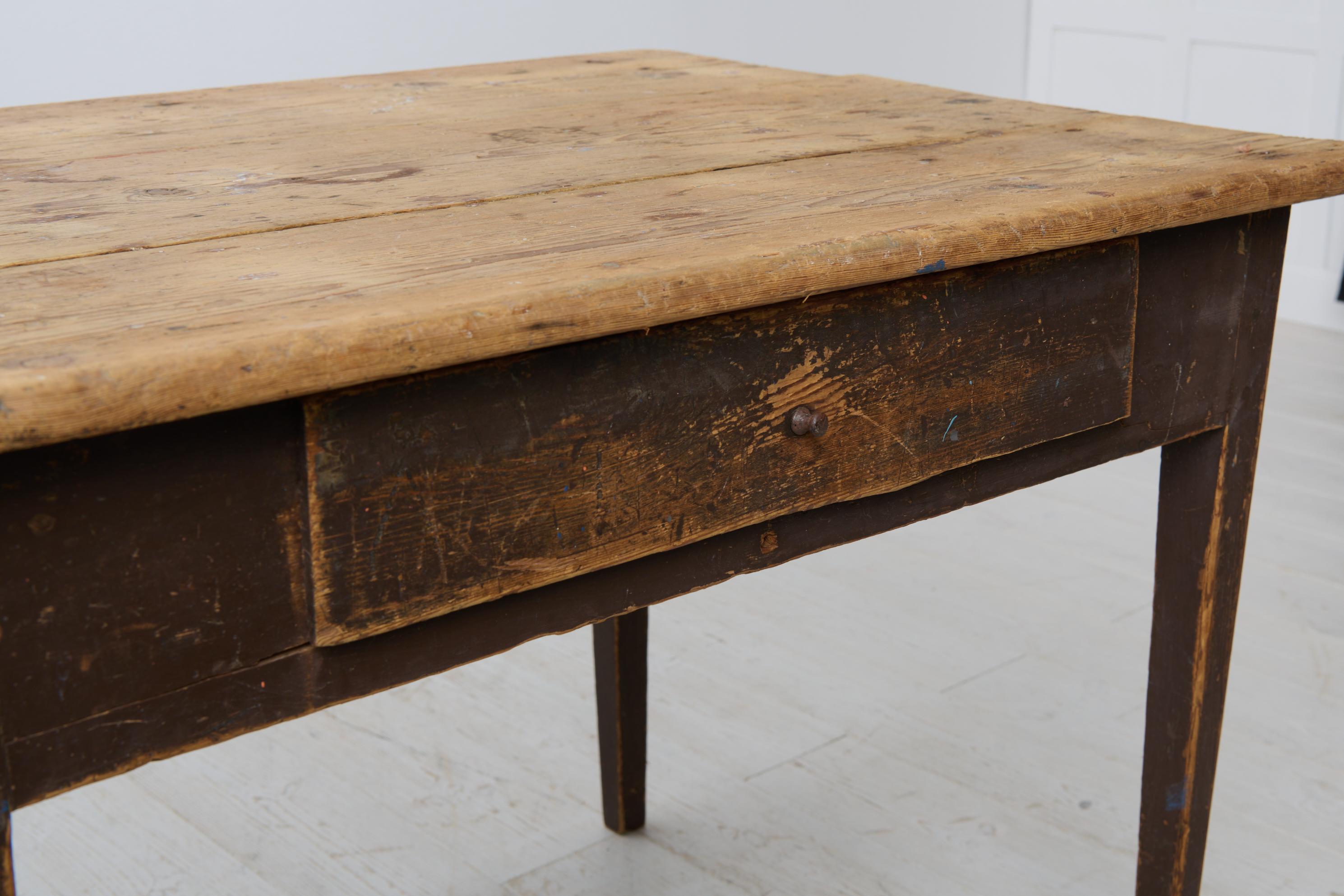 Table de campagne suédoise ancienne avec peinture d'origine et patine authentique en vente 4