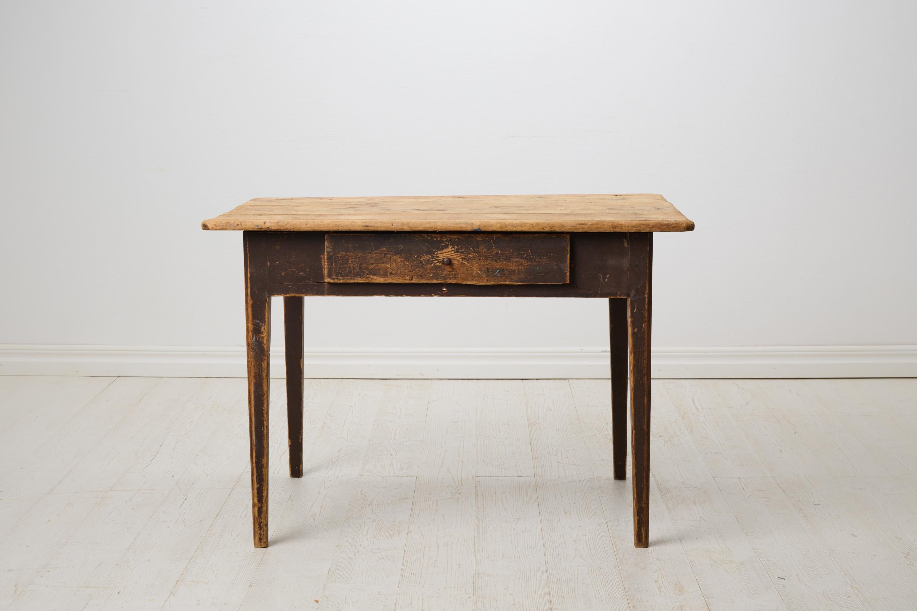 Table ancienne de Suède. La table, fabriquée vers 1840, a une forme droite avec des pieds effilés et un grand tiroir. Peinture d'origine qui, avec le temps, se patine naturellement après 200 ans d'utilisation. Le plateau de la table n'a jamais été