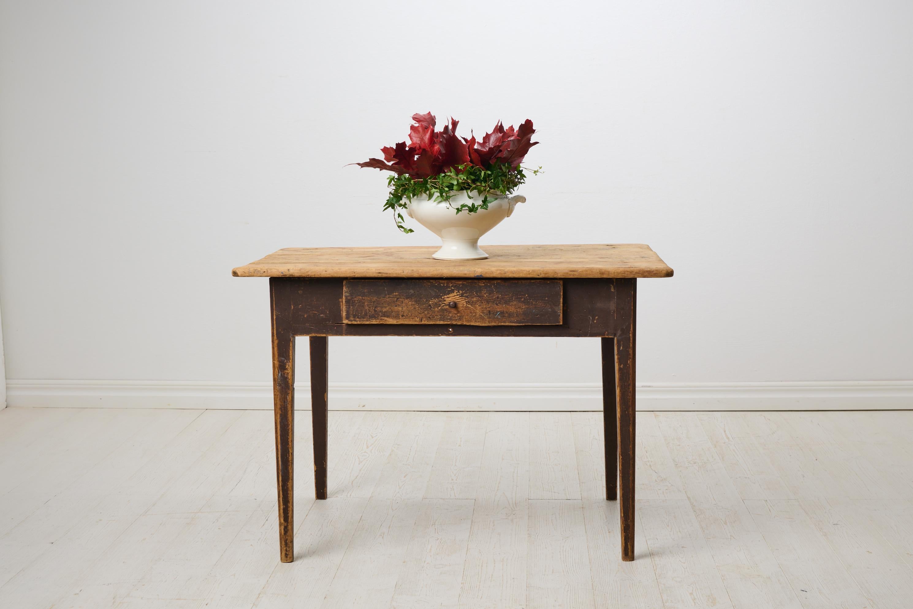 Suédois Table de campagne suédoise ancienne avec peinture d'origine et patine authentique en vente