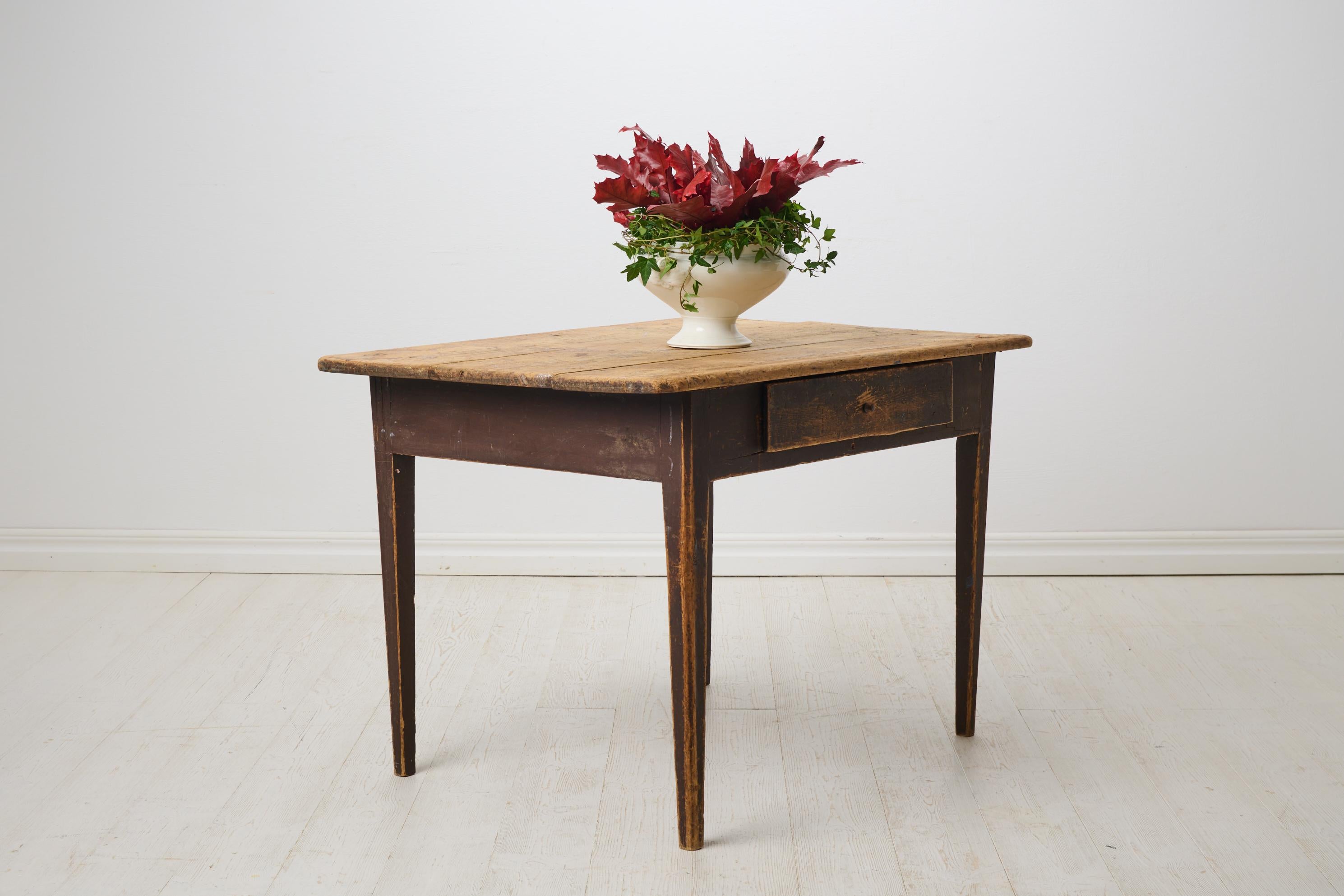 Table de campagne suédoise ancienne avec peinture d'origine et patine authentique Bon état - En vente à Kramfors, SE