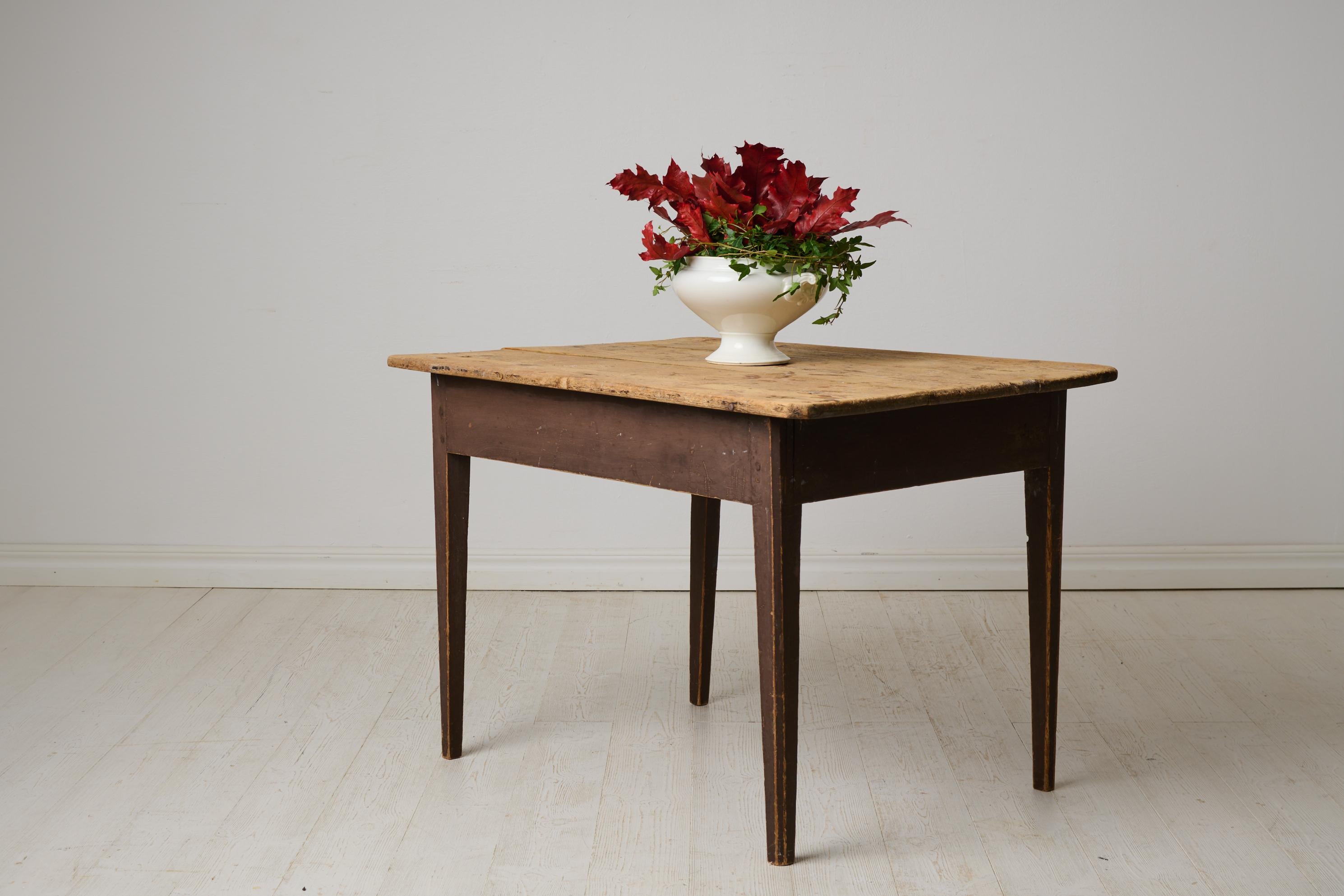 XIXe siècle Table de campagne suédoise ancienne avec peinture d'origine et patine authentique en vente