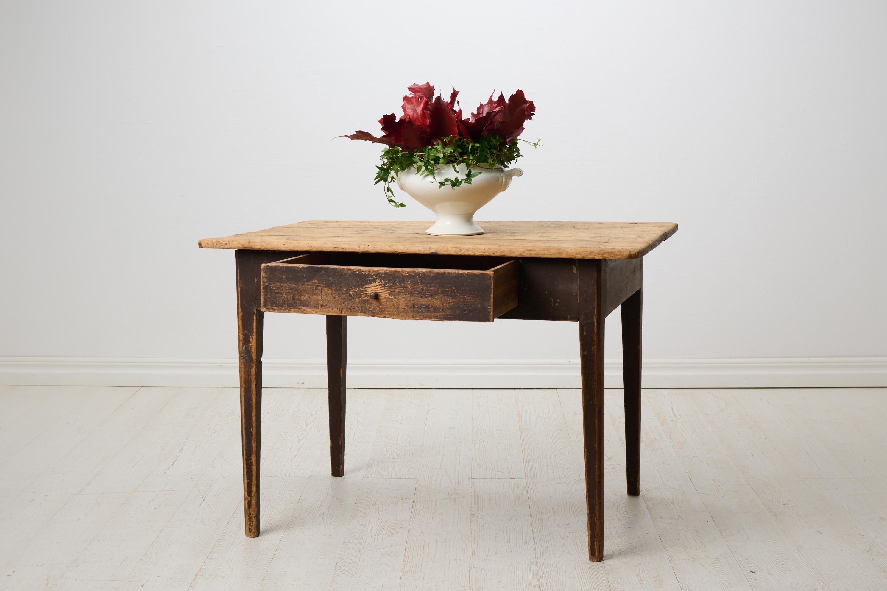 Pin Table de campagne suédoise ancienne avec peinture d'origine et patine authentique en vente