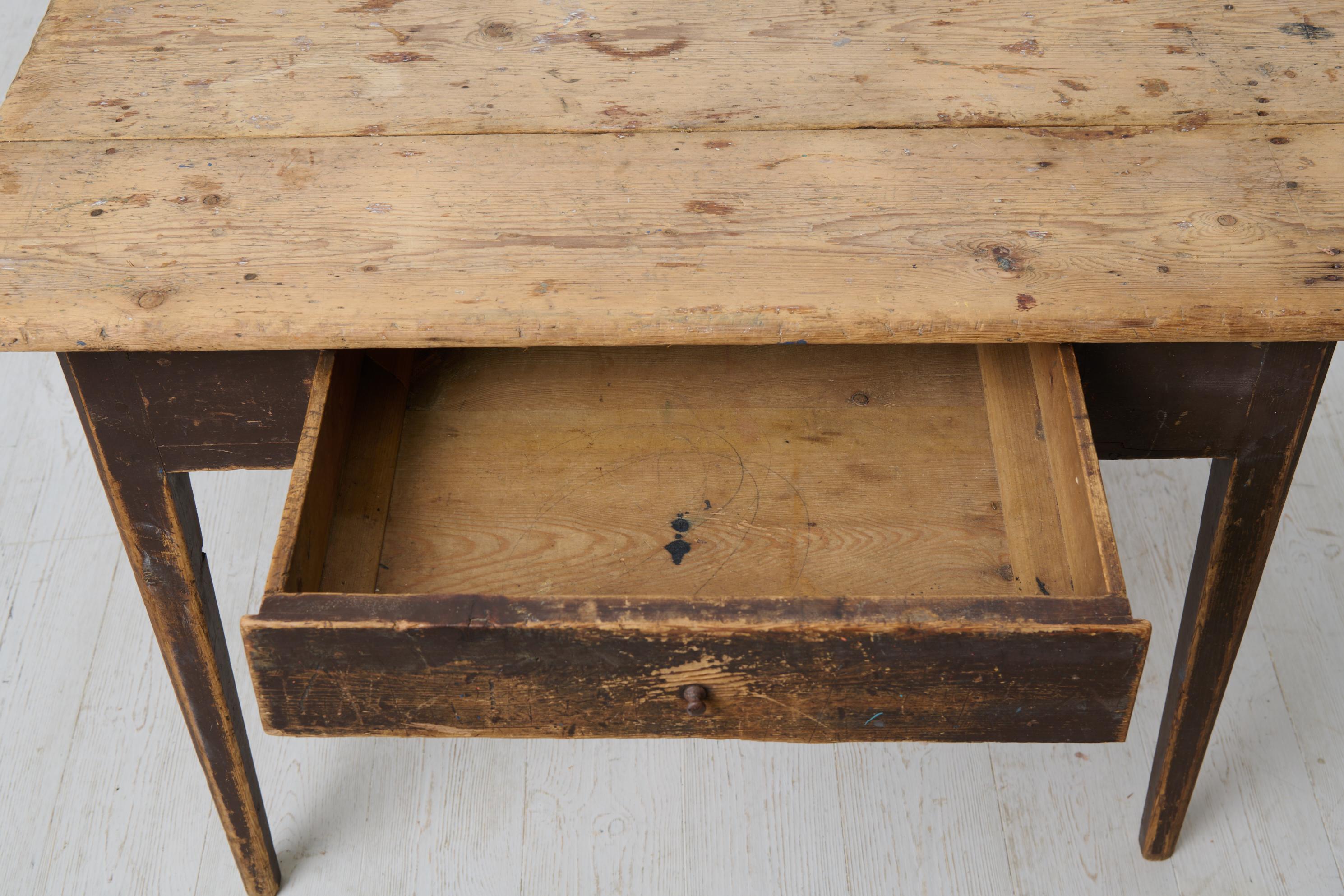 Table de campagne suédoise ancienne avec peinture d'origine et patine authentique en vente 1