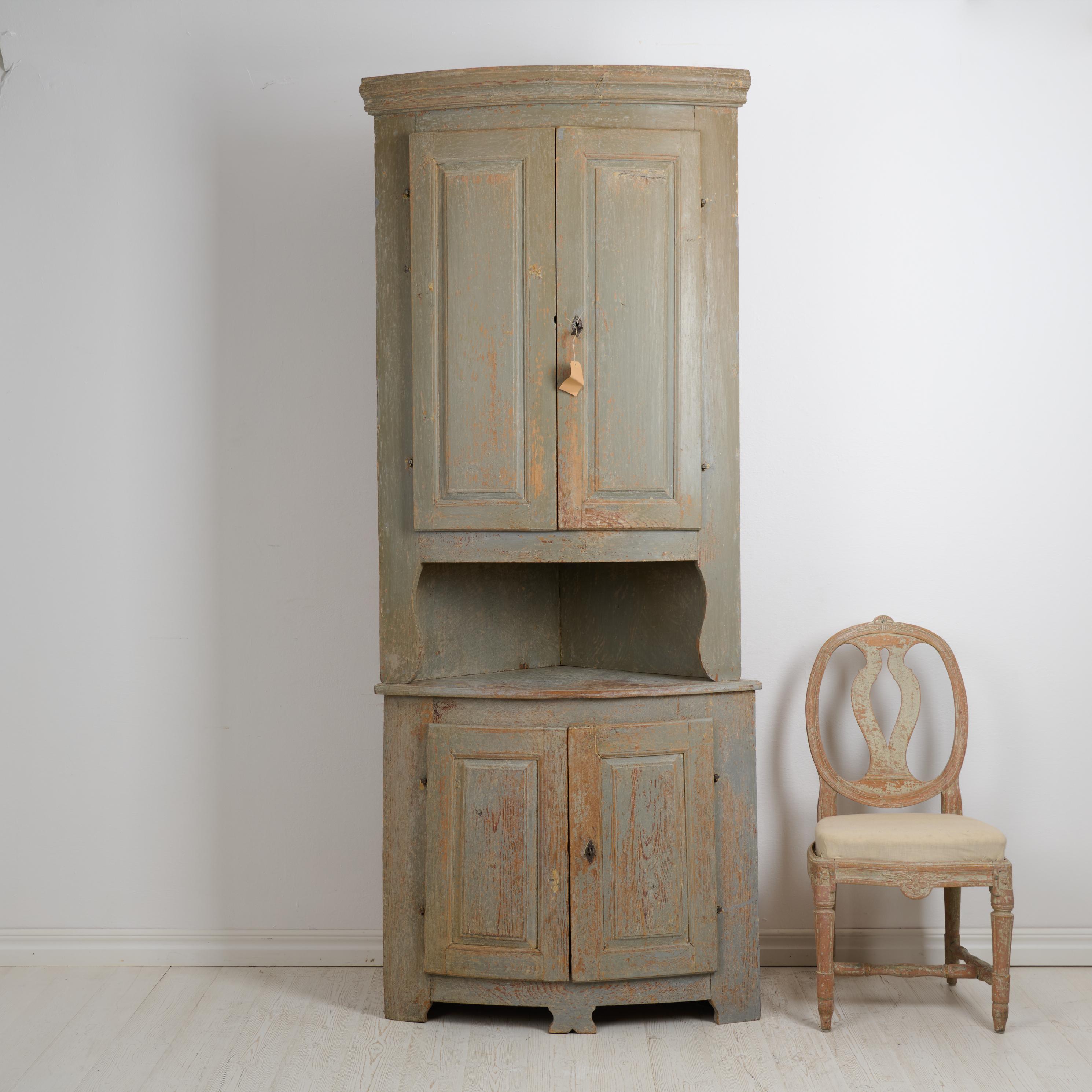 Gustavien Ancienne armoire d'angle suédoise de style gustavien avec peinture d'origine en vente