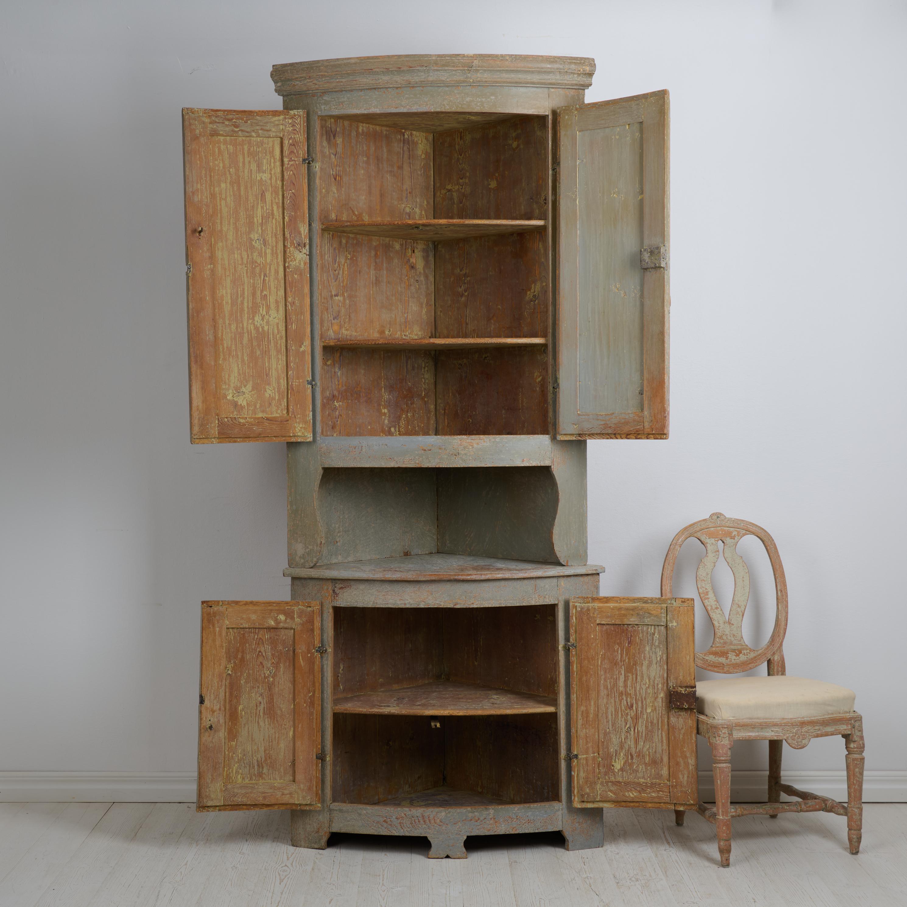 Suédois Ancienne armoire d'angle suédoise de style gustavien avec peinture d'origine en vente