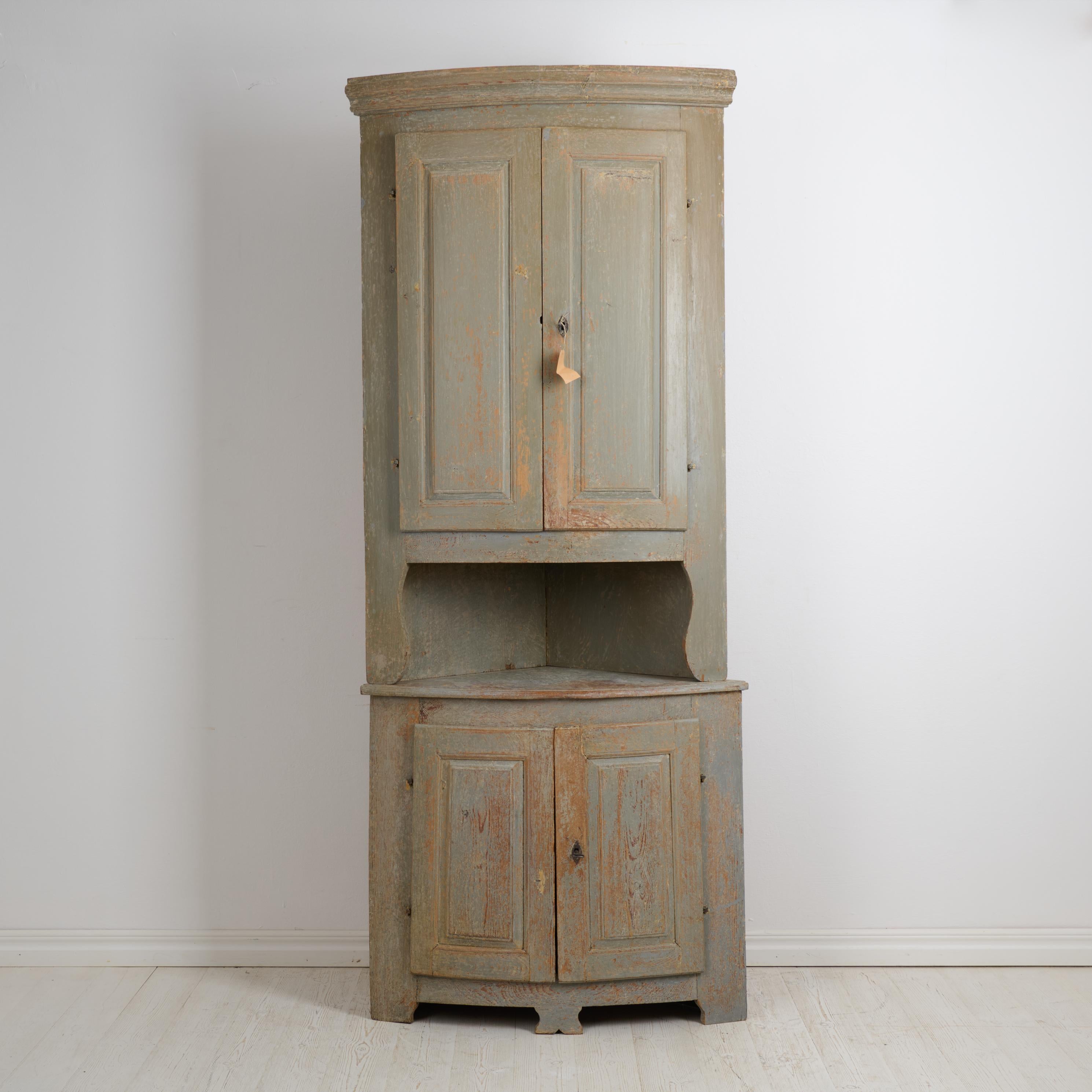 Fait main Ancienne armoire d'angle suédoise de style gustavien avec peinture d'origine en vente