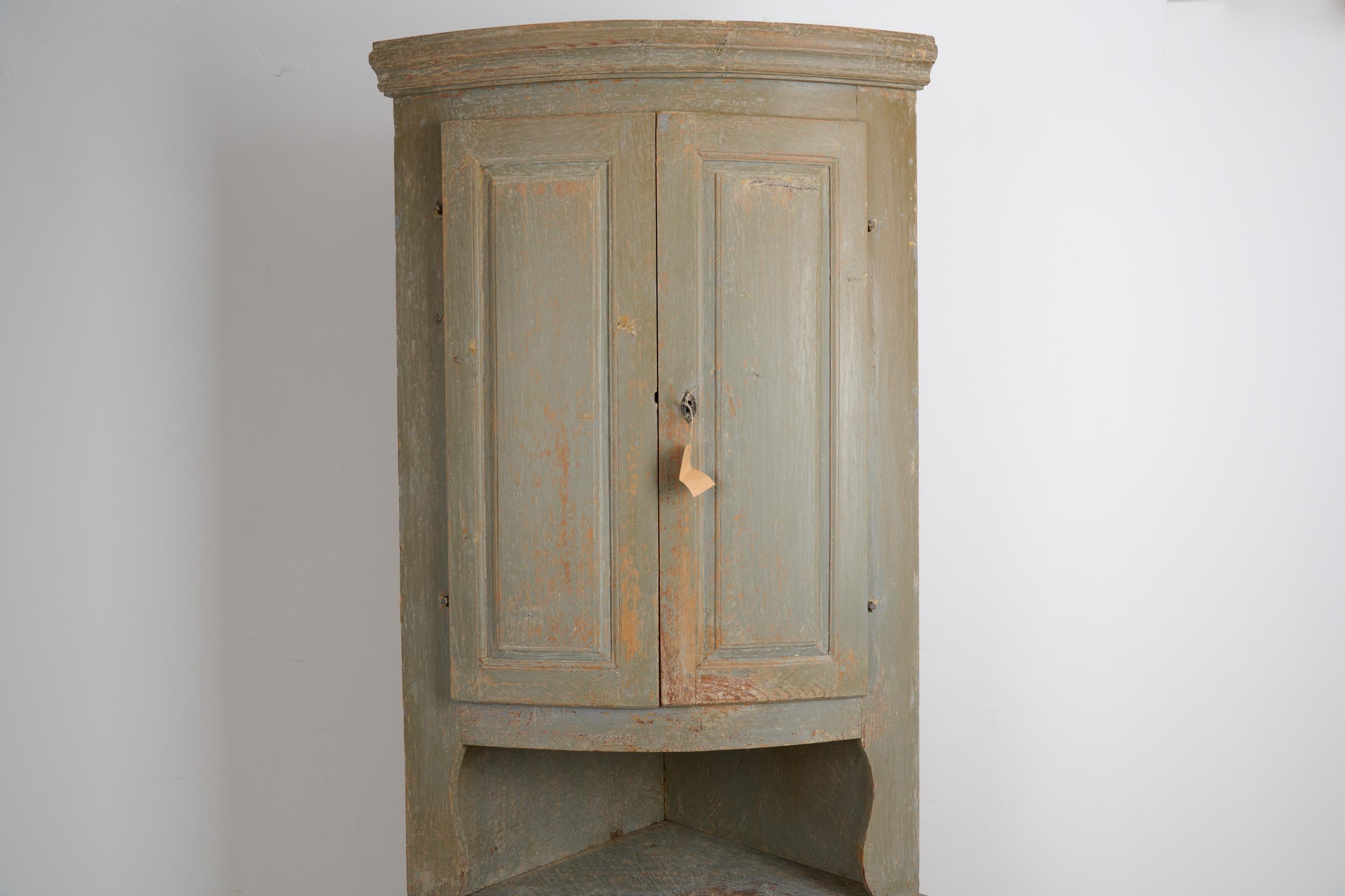 Ancienne armoire d'angle suédoise de style gustavien avec peinture d'origine Bon état - En vente à Kramfors, SE