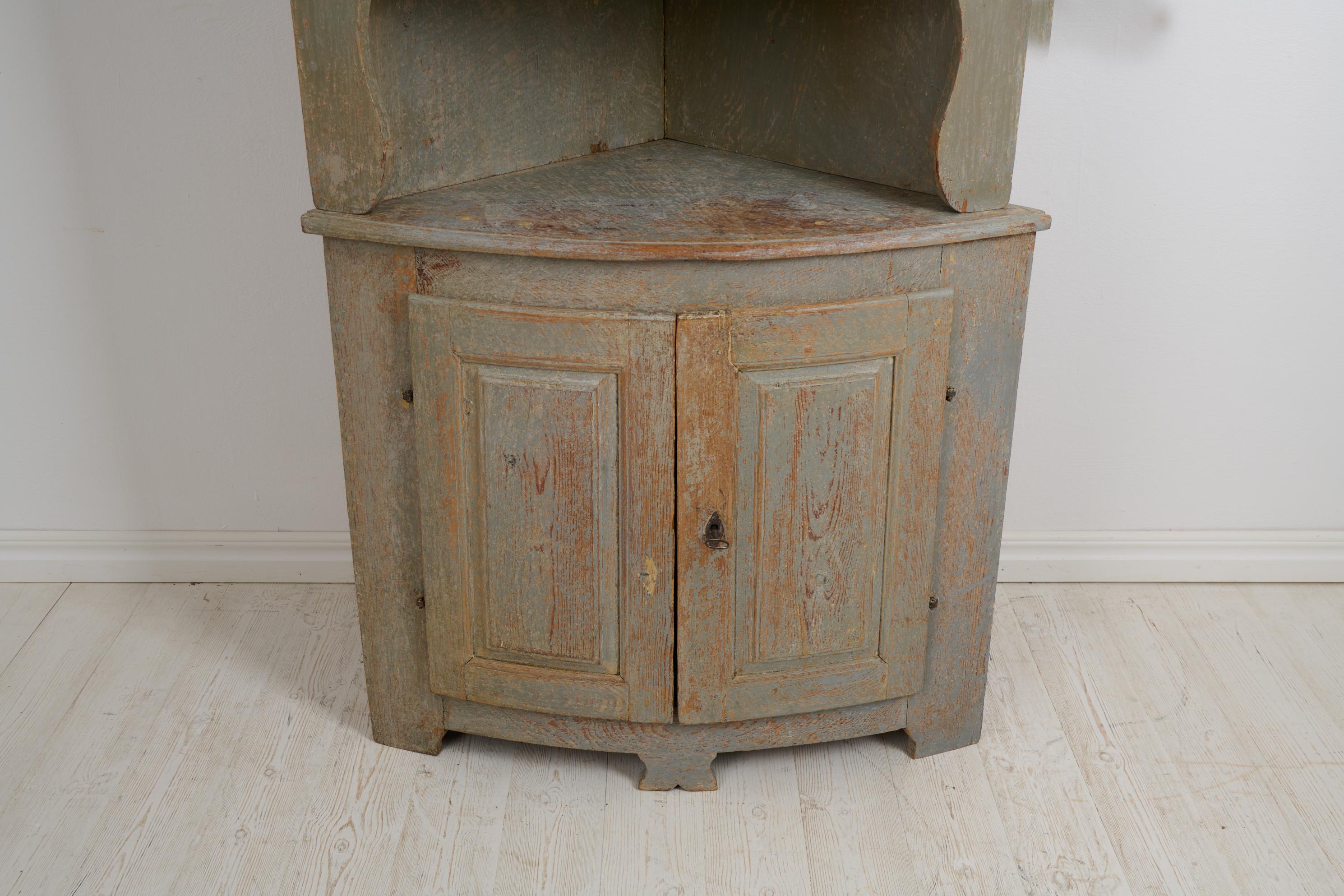 XIXe siècle Ancienne armoire d'angle suédoise de style gustavien avec peinture d'origine en vente