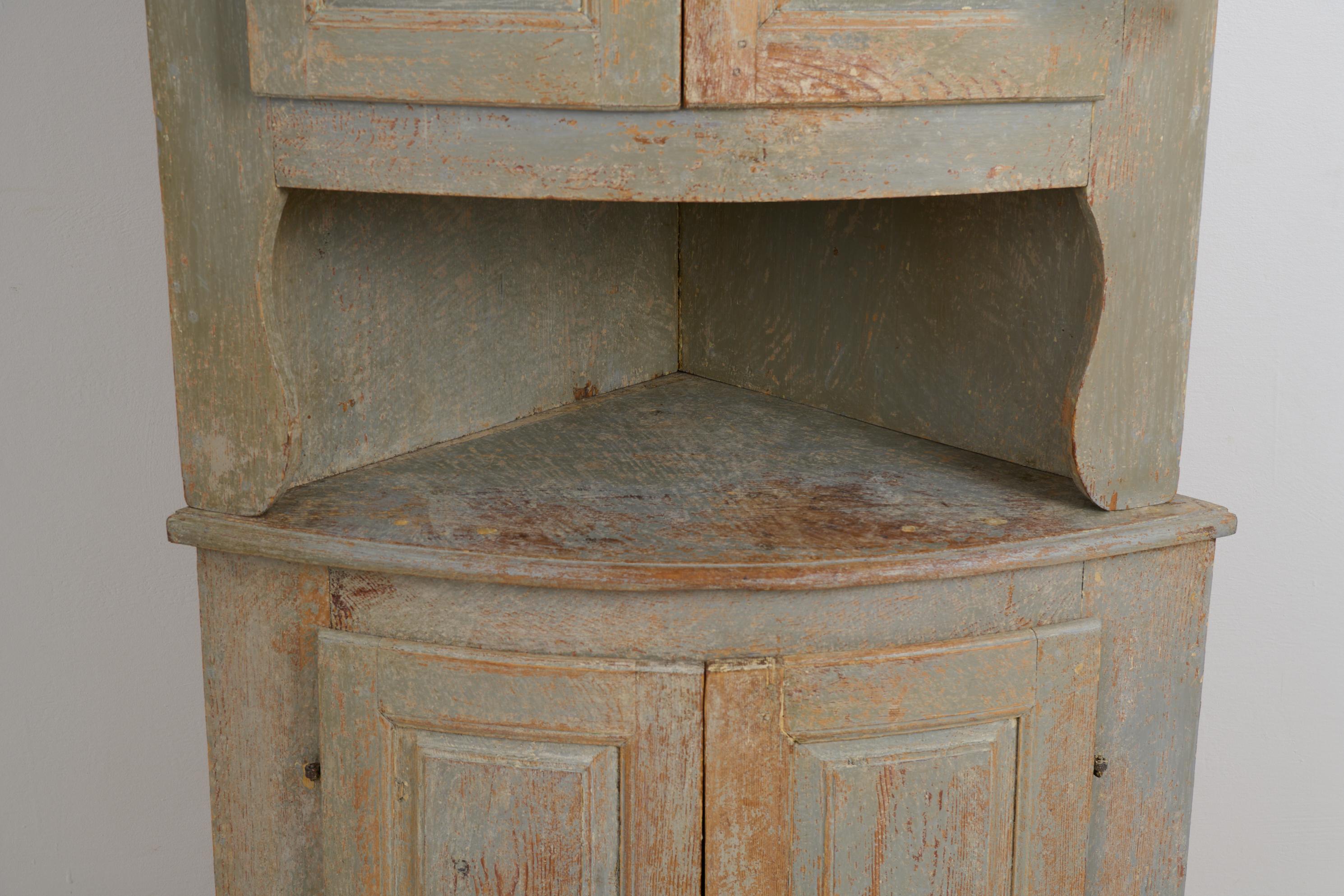 Pin Ancienne armoire d'angle suédoise de style gustavien avec peinture d'origine en vente