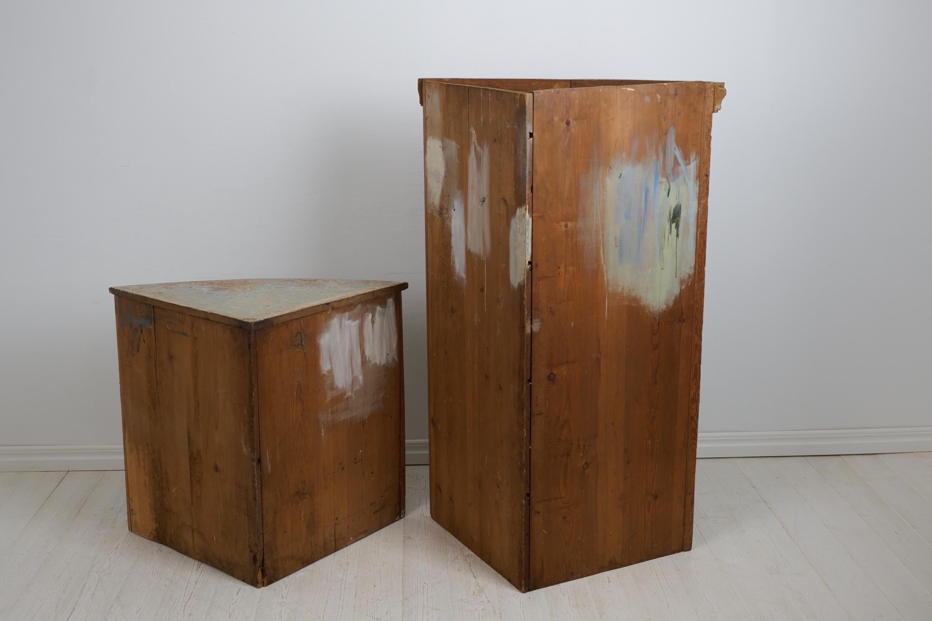 Ancienne armoire d'angle suédoise de style gustavien avec peinture d'origine en vente 1