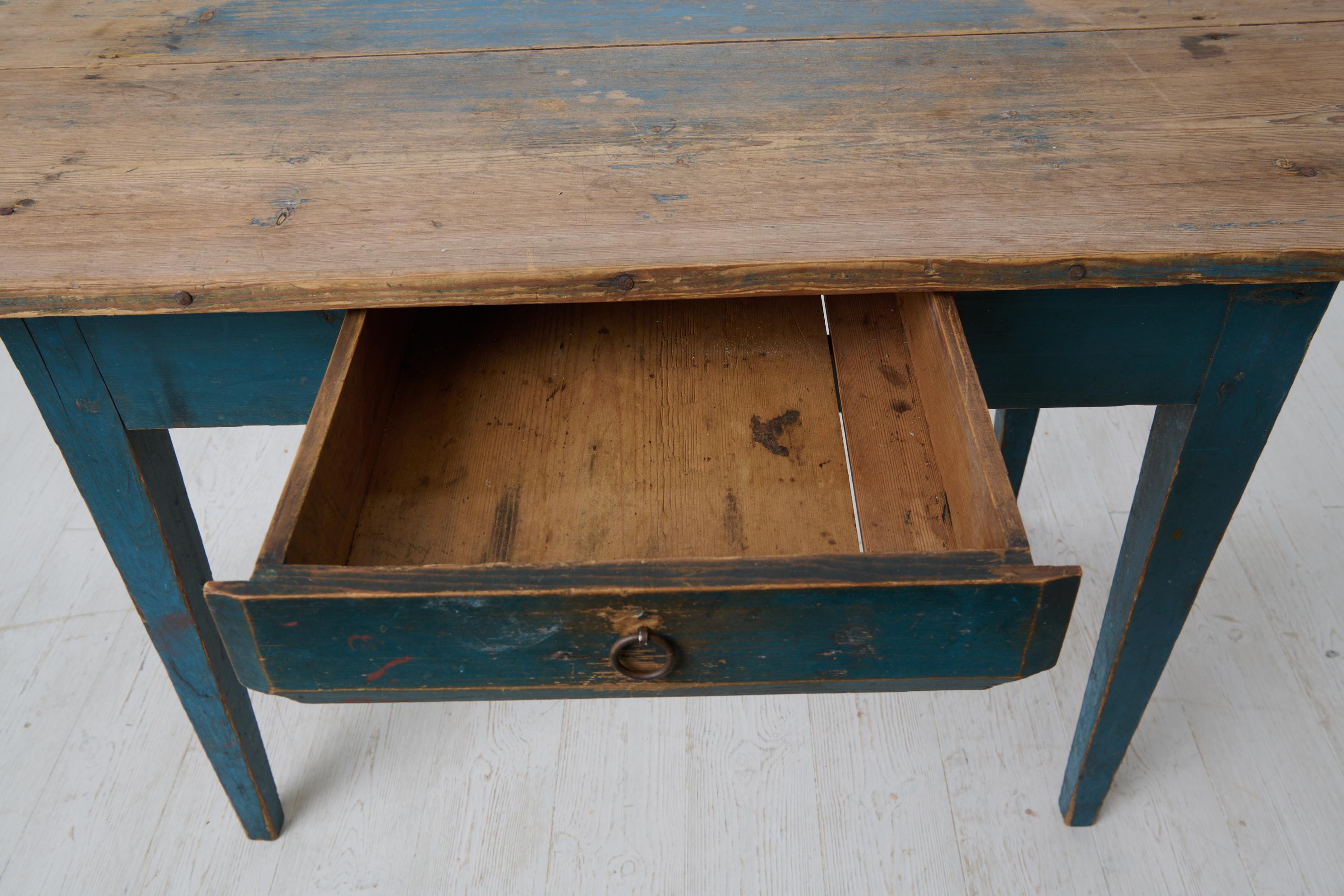 Ancienne table de maison de campagne suédoise de style gustavien avec peinture bleue d'origine en vente 2