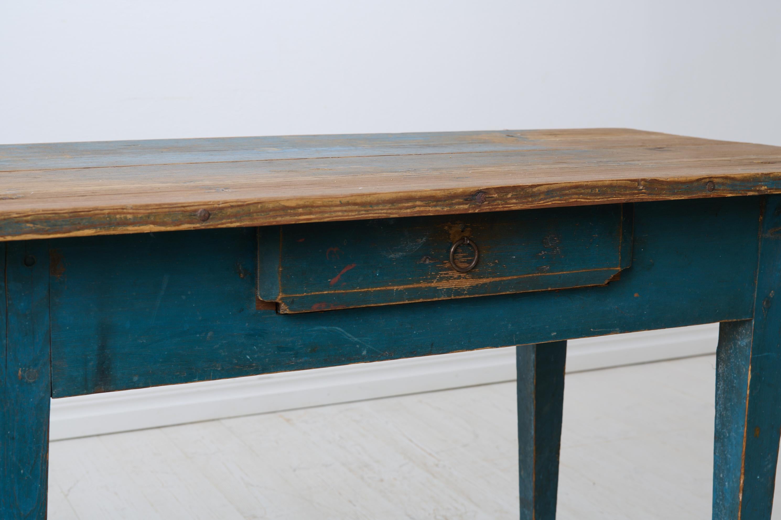 Ancienne table de maison de campagne suédoise de style gustavien avec peinture bleue d'origine en vente 3