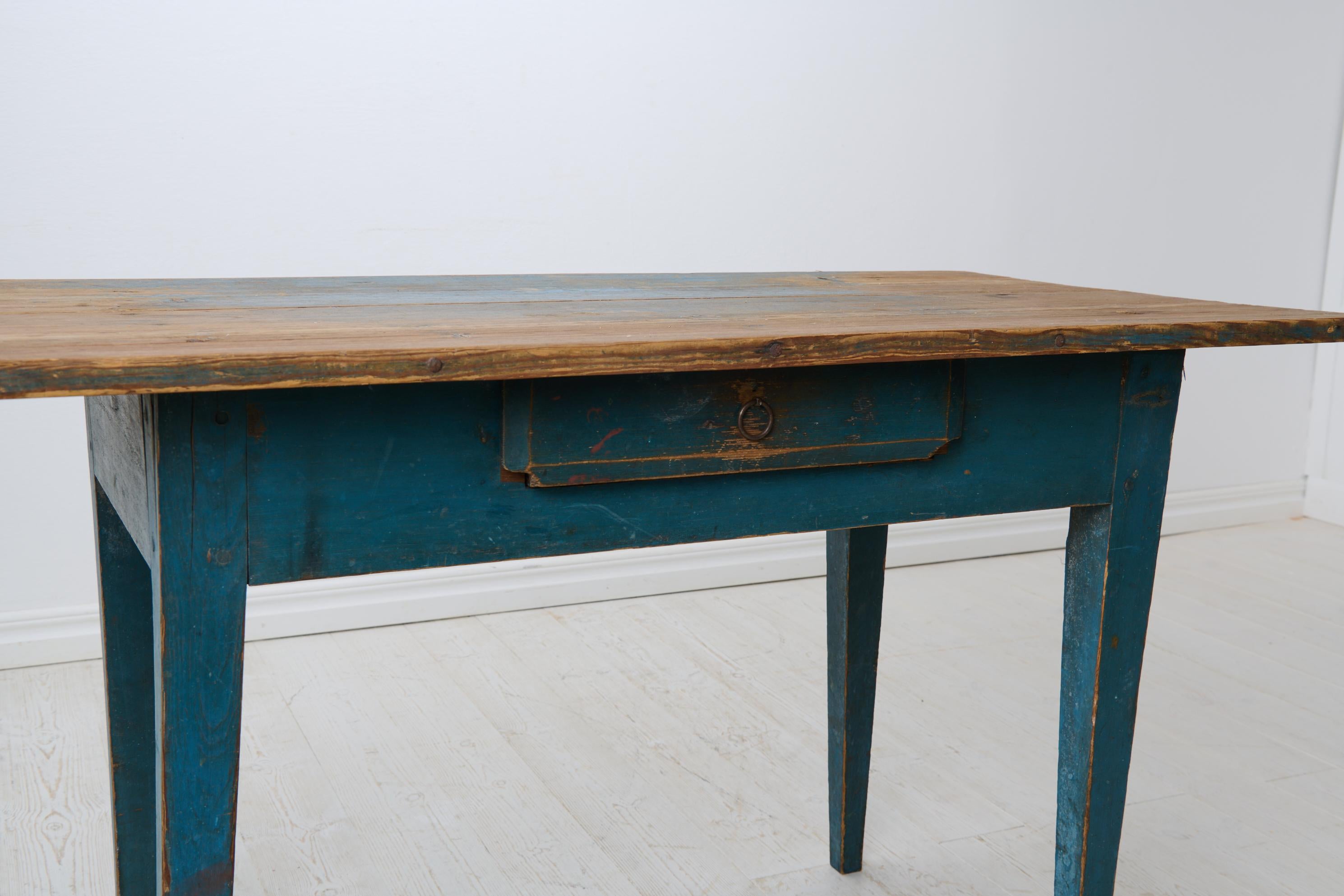 Ancienne table de maison de campagne suédoise de style gustavien avec peinture bleue d'origine en vente 4