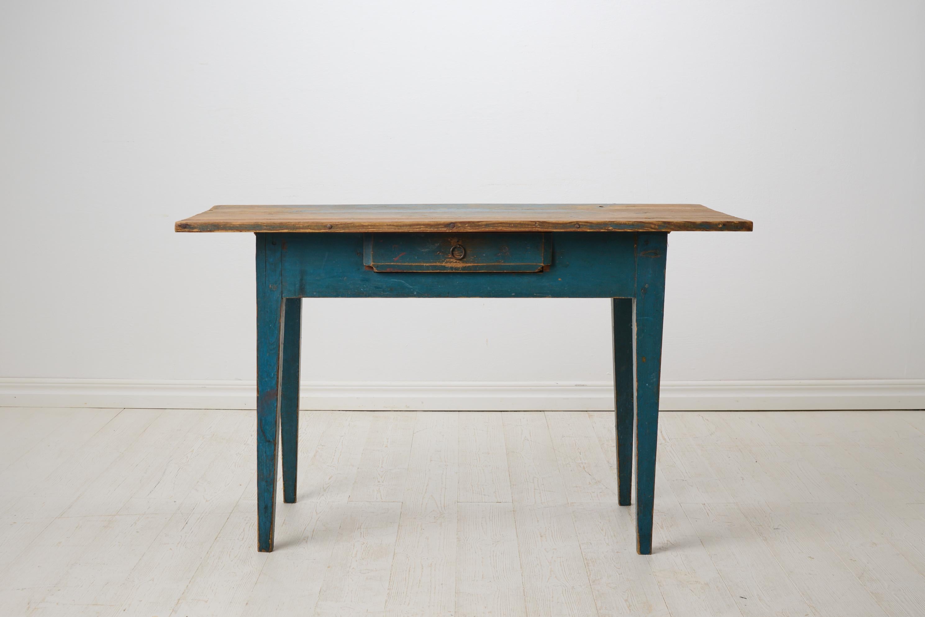 Ancienne table de campagne suédoise de style gustavien classique. Ces meubles de maison de campagne sont fabriqués à la main en pin massif vers 1820 dans le Hälsingland, en Suède. Pieds classiques droits et fuselés avec un tiroir extensible dans le