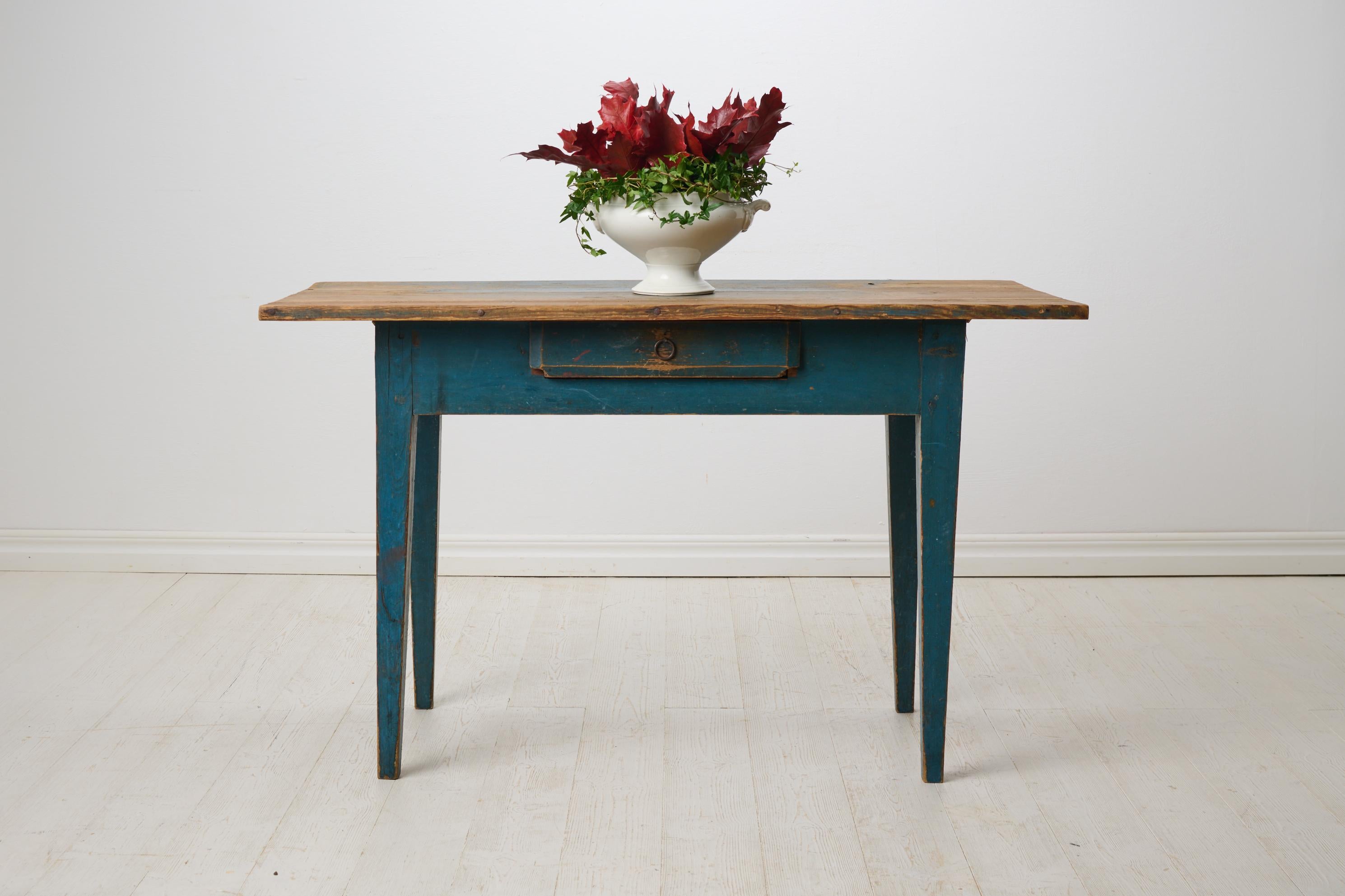 Gustavien Ancienne table de maison de campagne suédoise de style gustavien avec peinture bleue d'origine en vente