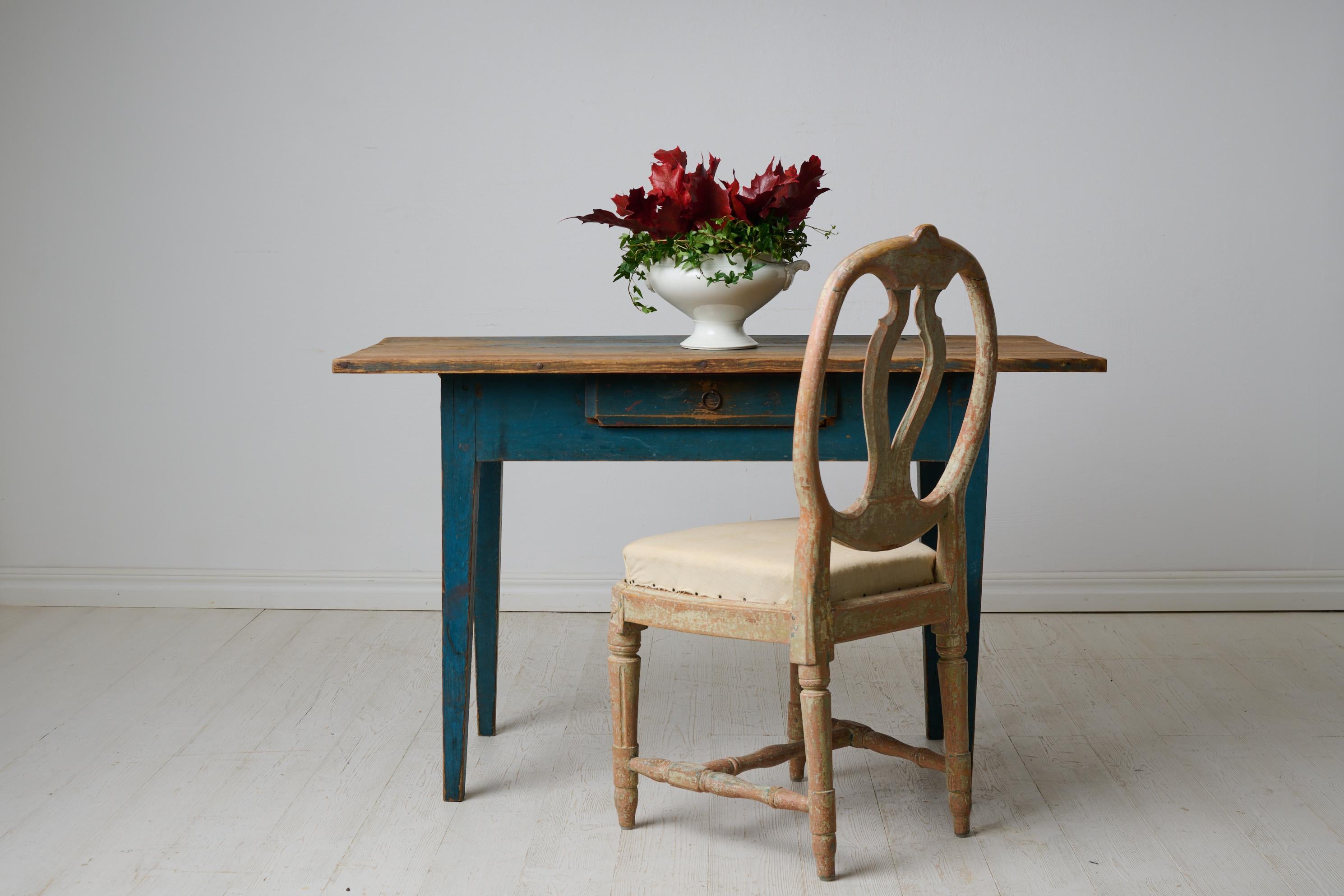 Suédois Ancienne table de maison de campagne suédoise de style gustavien avec peinture bleue d'origine en vente