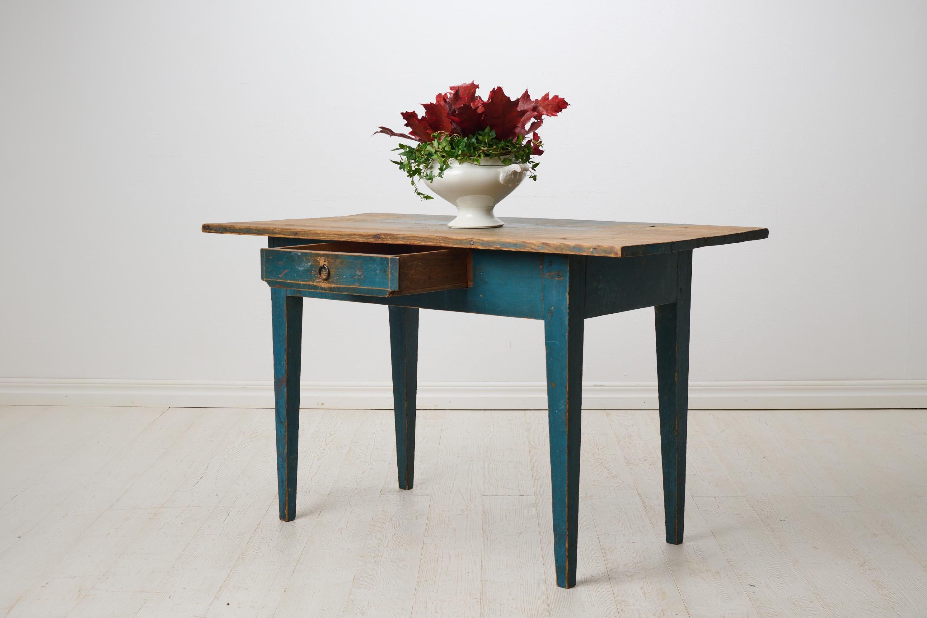 Fait main Ancienne table de maison de campagne suédoise de style gustavien avec peinture bleue d'origine en vente