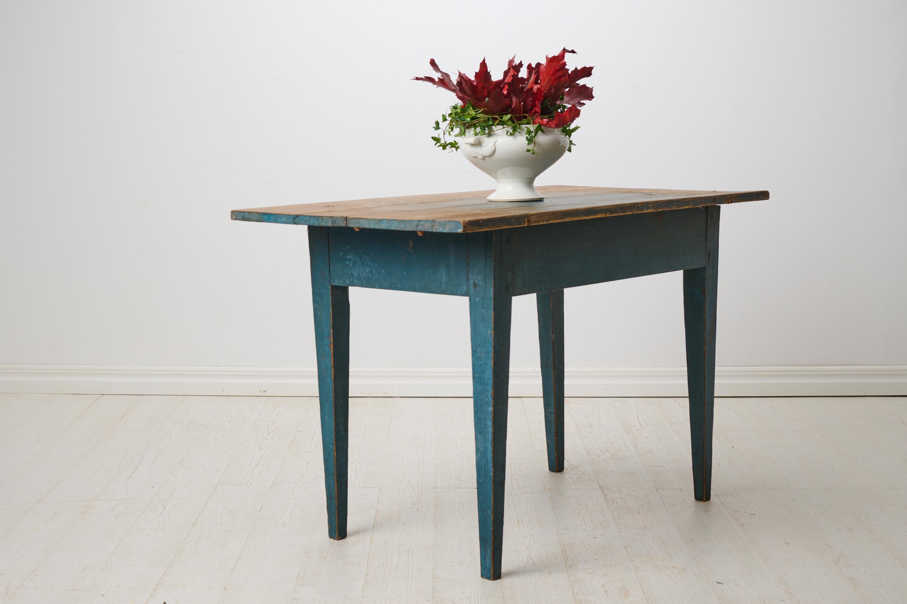 XIXe siècle Ancienne table de maison de campagne suédoise de style gustavien avec peinture bleue d'origine en vente