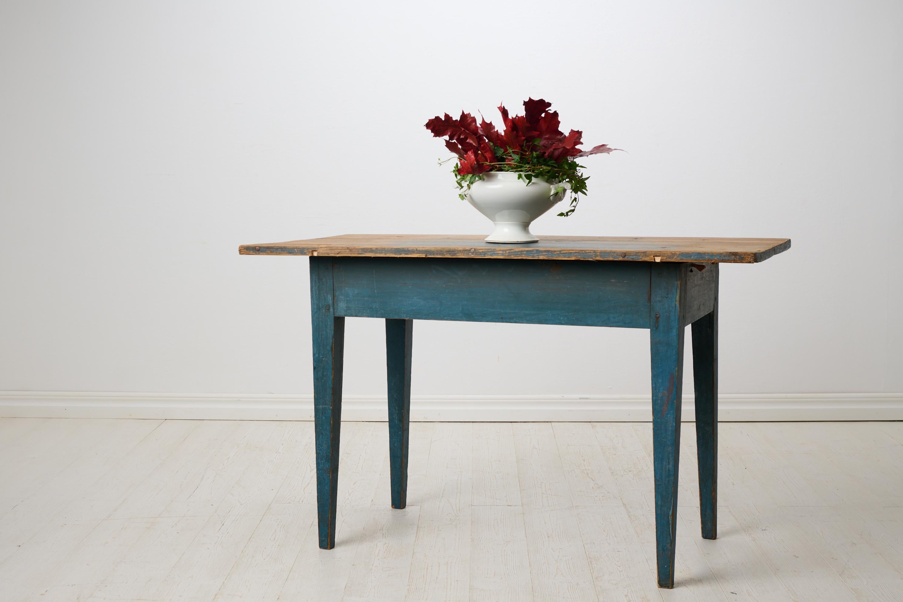Pin Ancienne table de maison de campagne suédoise de style gustavien avec peinture bleue d'origine en vente