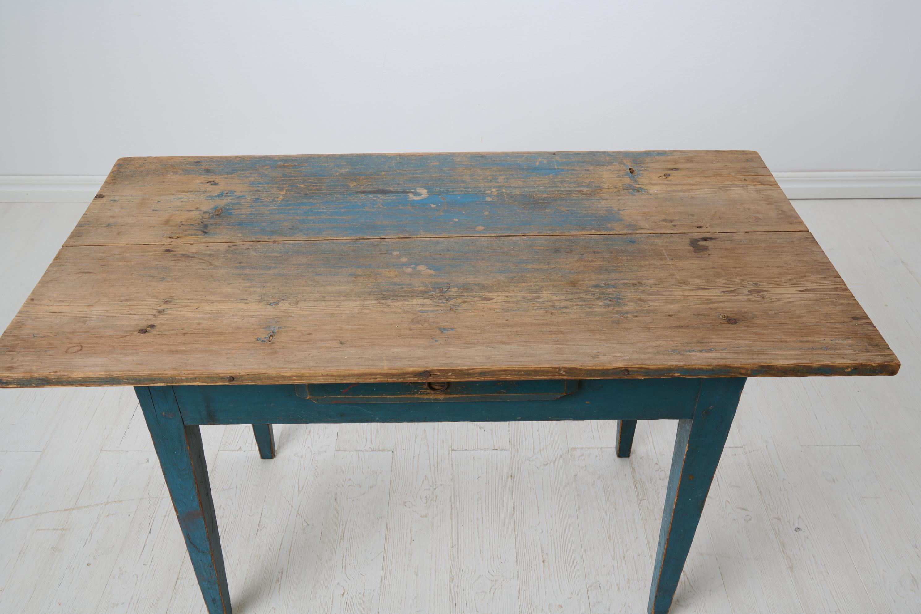 Ancienne table de maison de campagne suédoise de style gustavien avec peinture bleue d'origine en vente 1