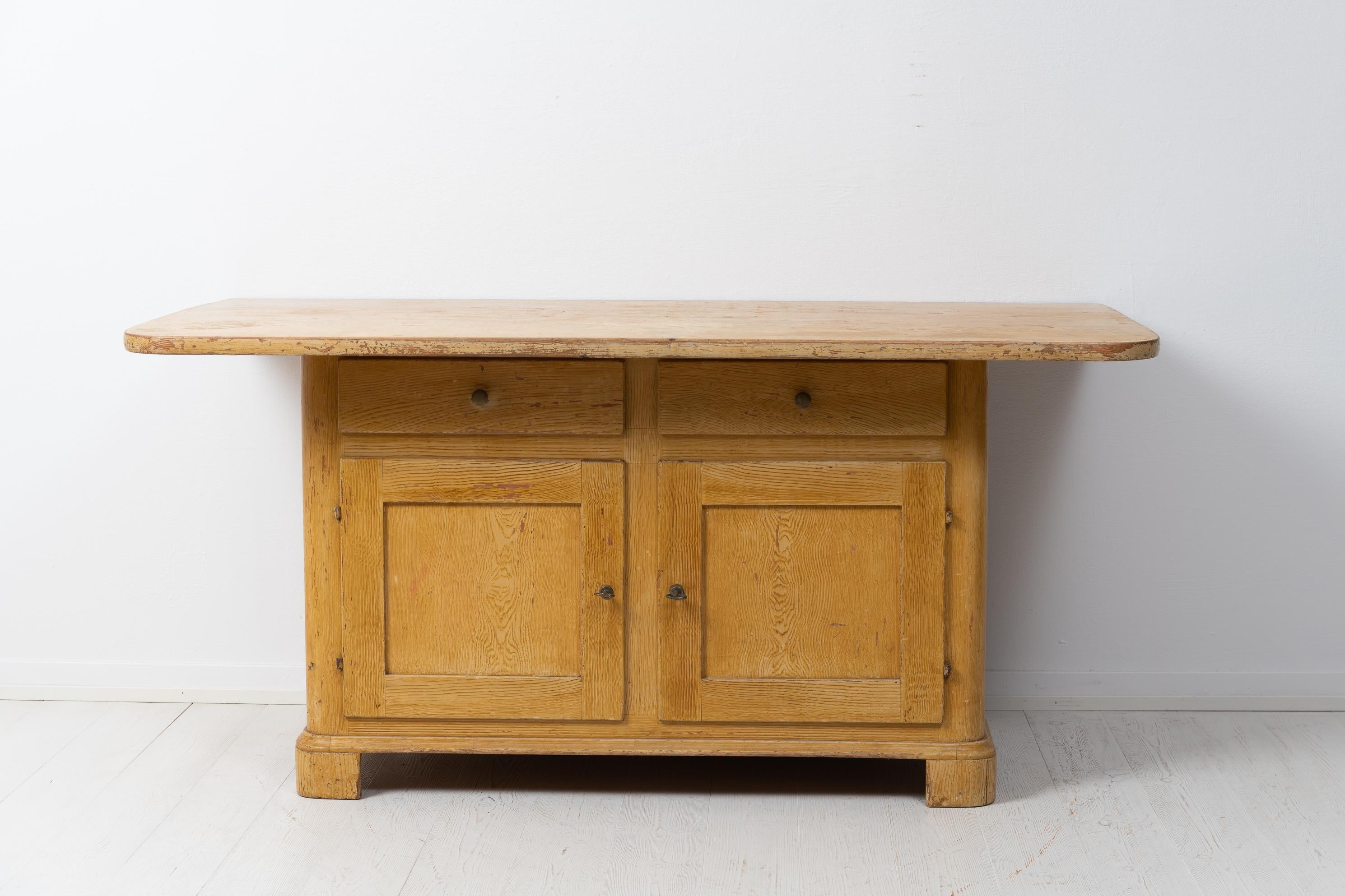 Antique Swedish low sideboard made around 1840. The sideboard is a well-crafted furniture made completely by hand in pine. Untouched condition with the original faux paint and authentic patina. The faux paint is made to make the sideboard look like